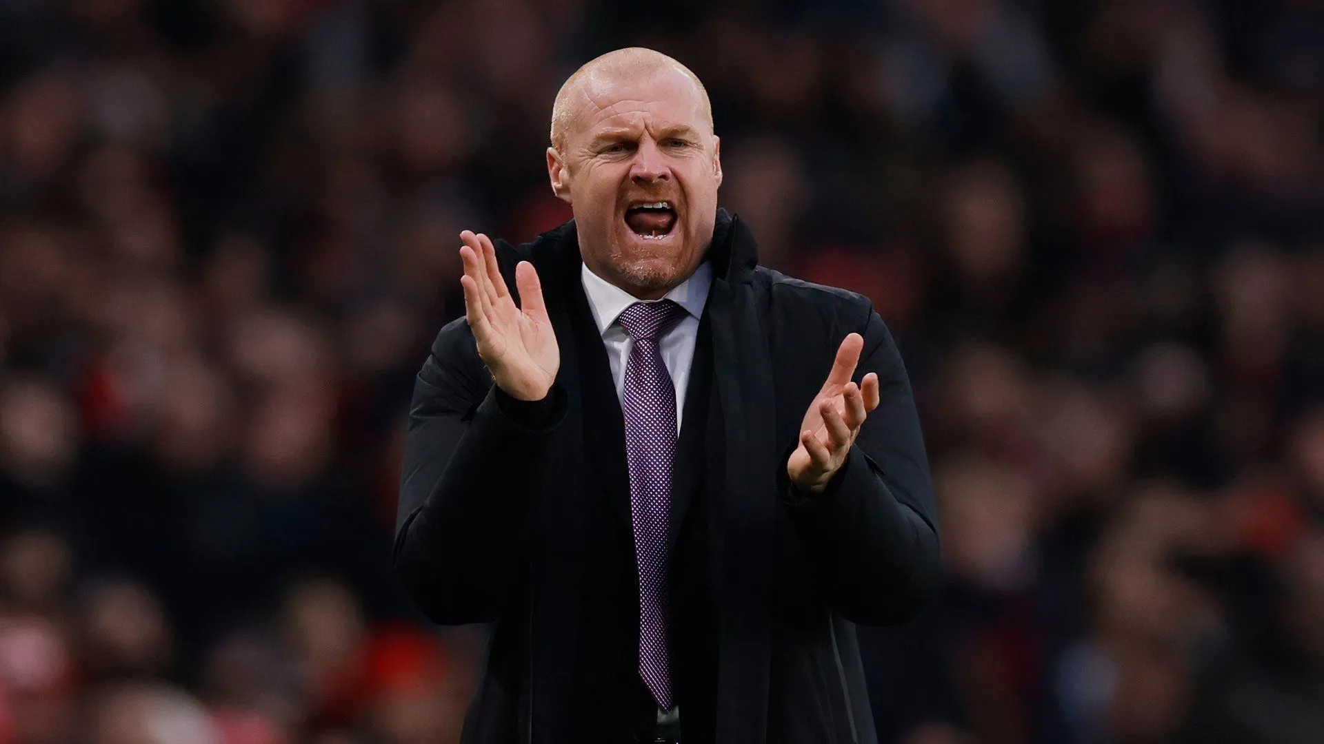 Cổ động viên Leicester City trên khán đài sân King Power, thể hiện sự kỳ vọng vào ban huấn luyện mới và tương lai của đội bóng