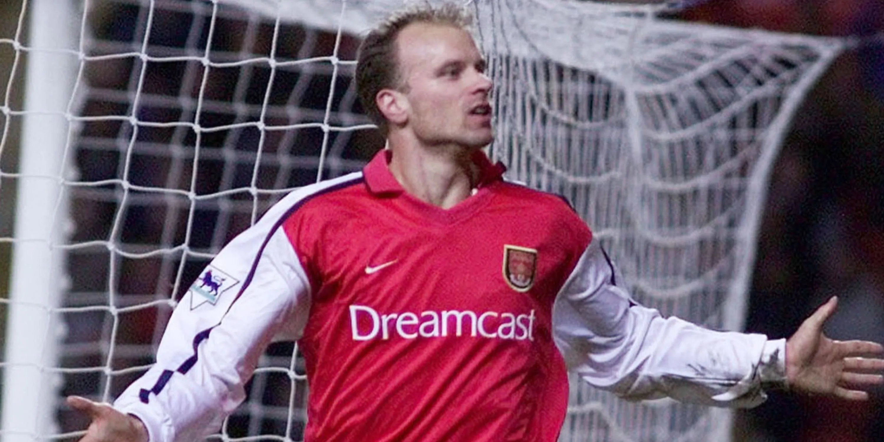 Dennis Bergkamp thi đấu cho Arsenal tại Premier League.