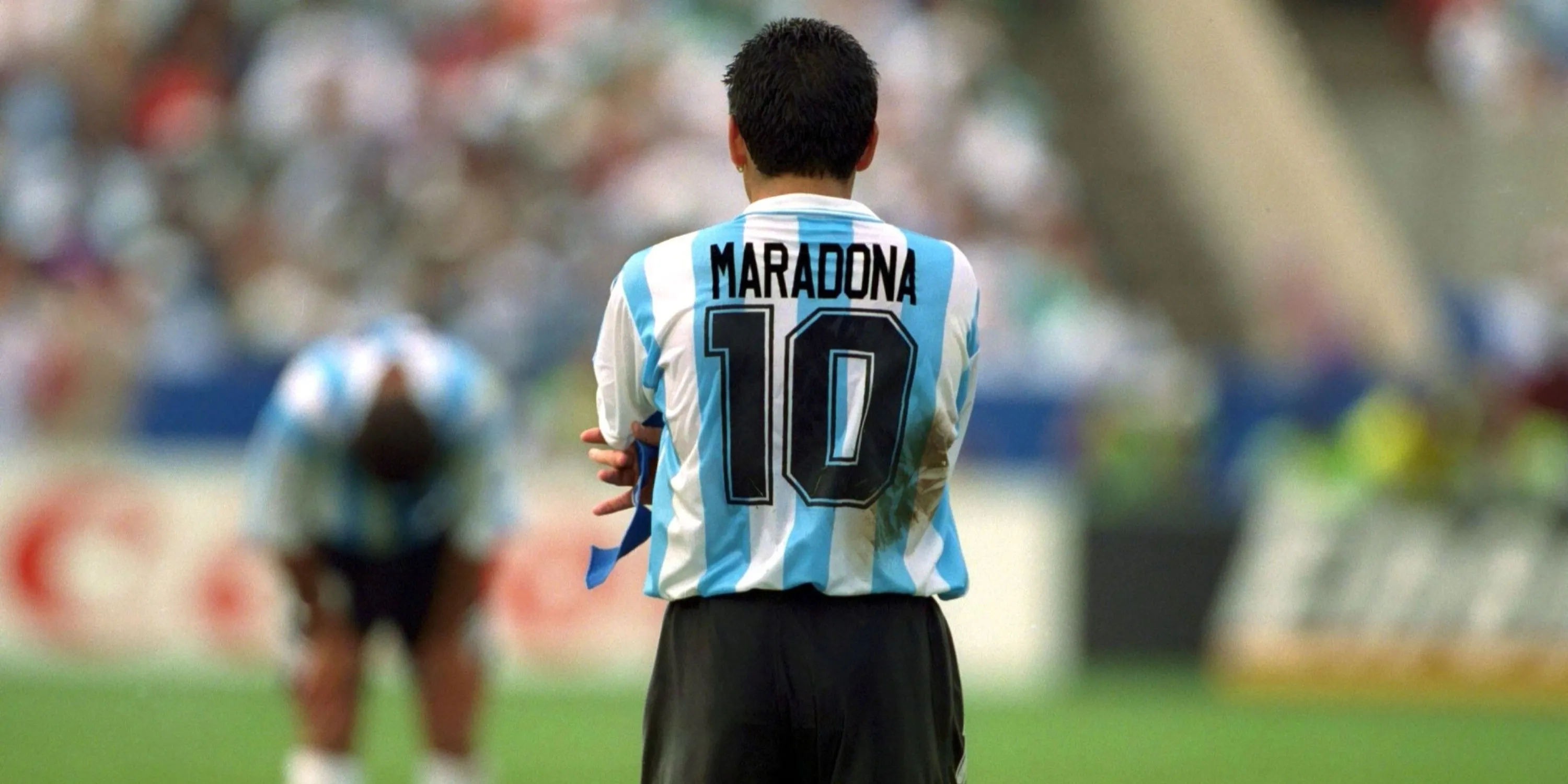 Diego Maradona khoác áo số 10 của Argentina.