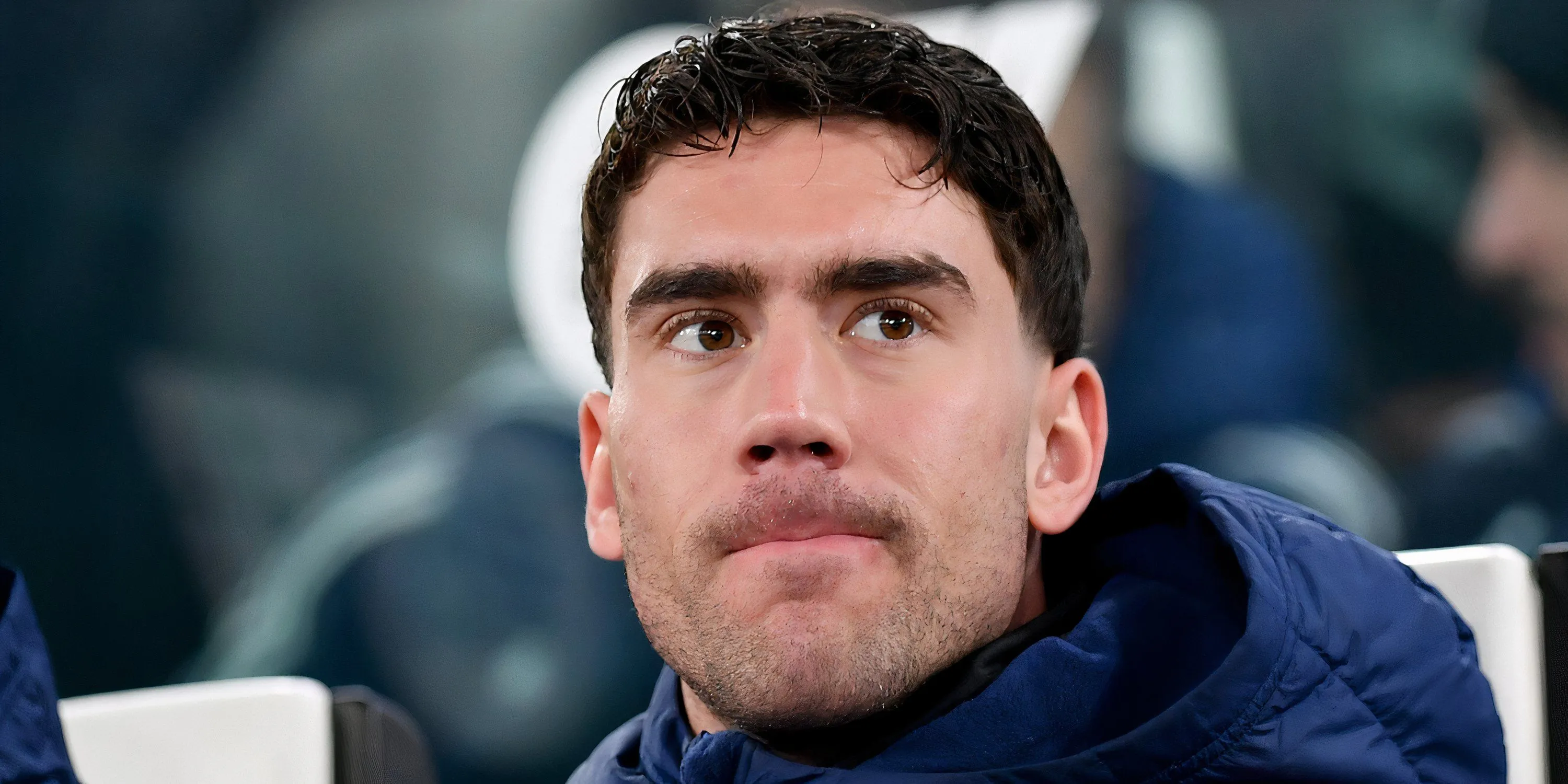 Dusan Vlahovic trên băng ghế dự bị của Juventus