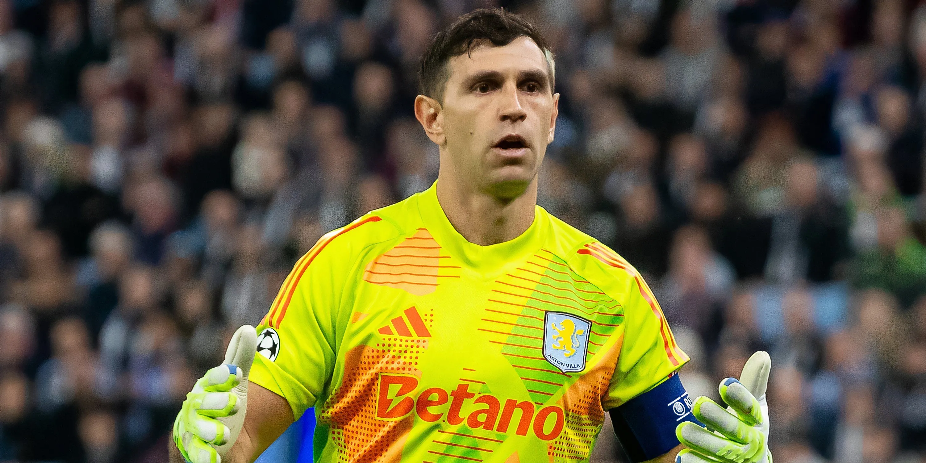 Emiliano Martinez cản phá trong màu áo Aston Villa