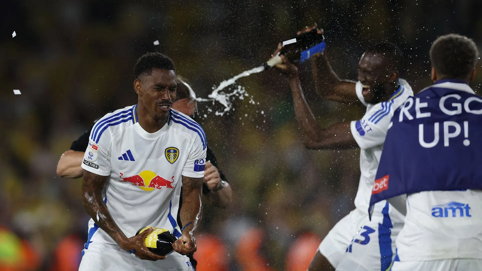 Junior Firpo của Leeds United ăn mừng bàn thắng cuồng nhiệt trên sân nhà Elland Road trong một trận đấu quan trọng
