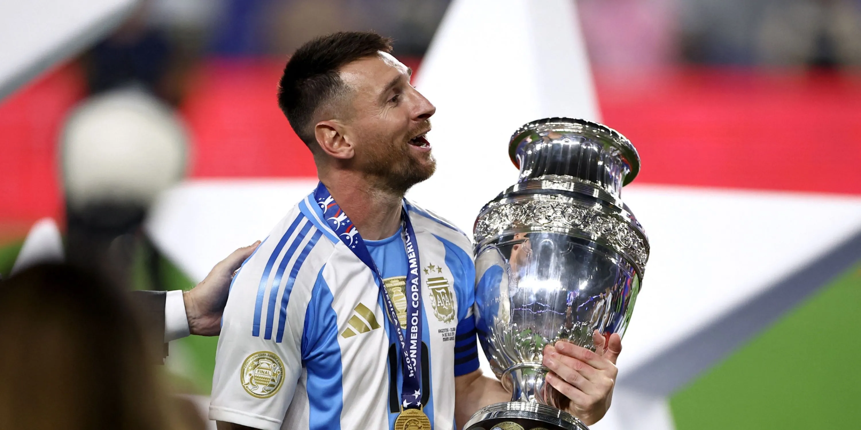 Lionel Messi cầm cúp Copa America.