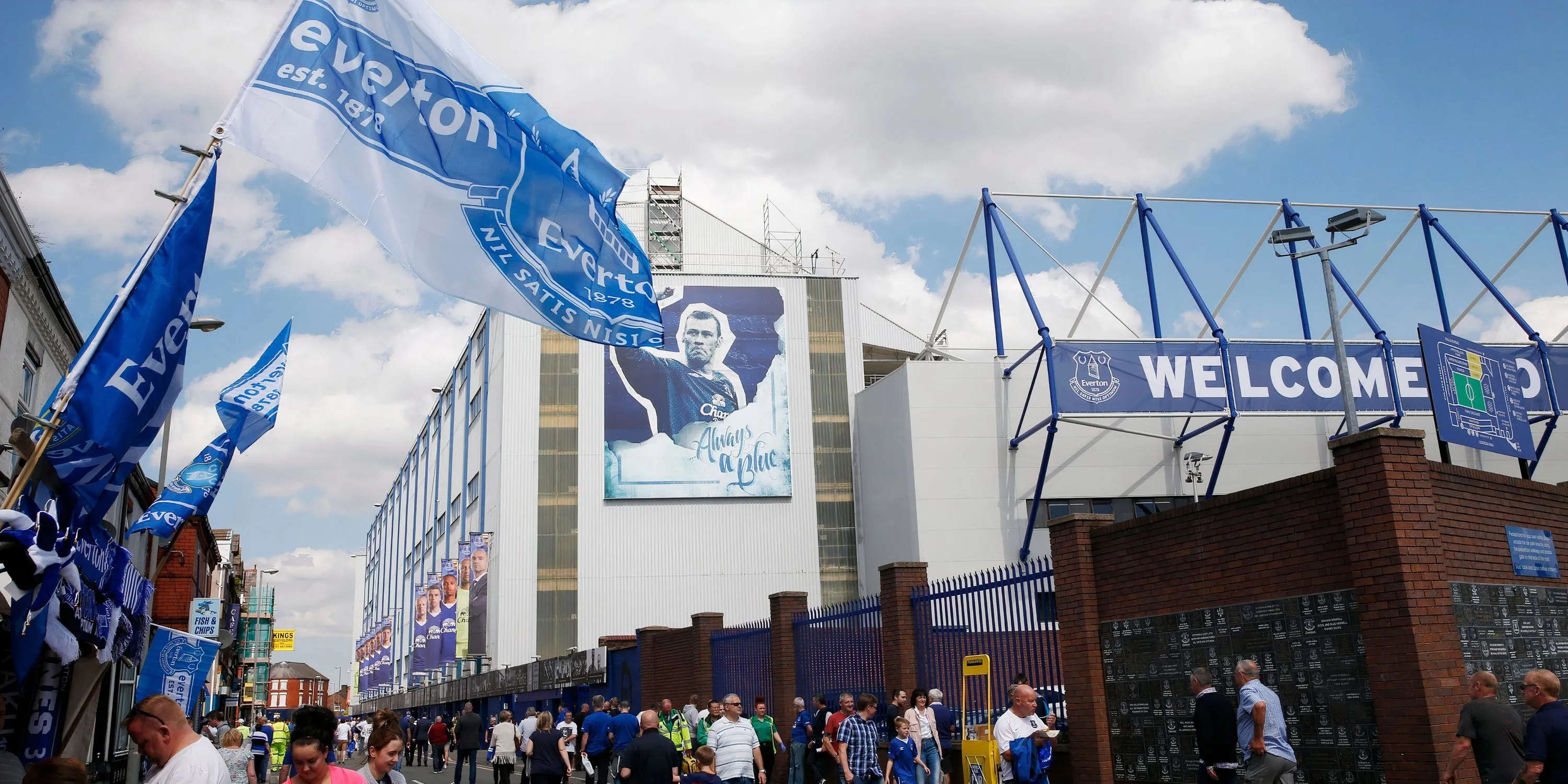 Người hâm mộ Everton hào hứng bên ngoài sân vận động Goodison Park lịch sử tại Anh