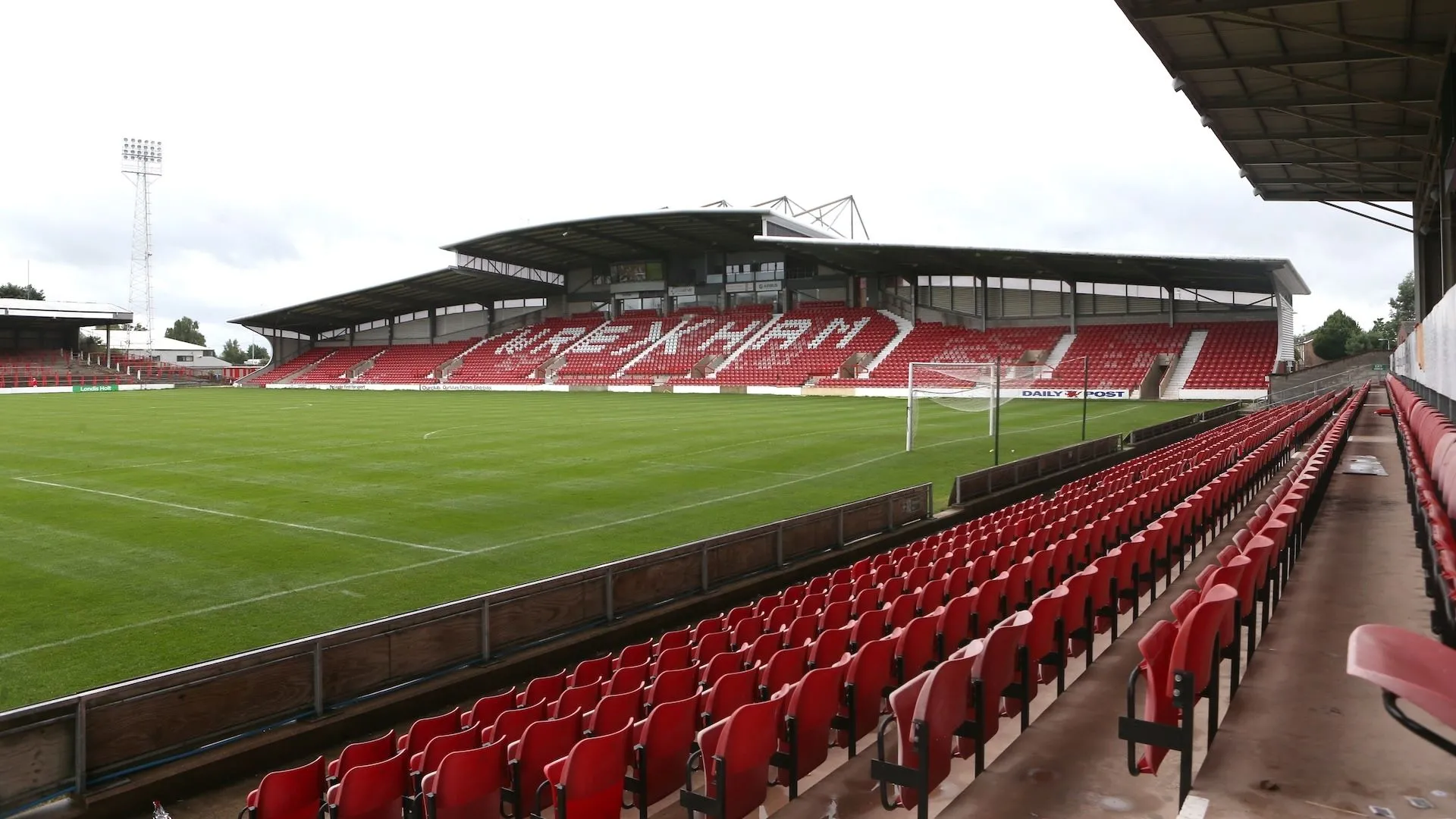 Sân Racecourse Ground của Wrexham, một CLB đầy tham vọng tại Championship có thể chiêu mộ Rubin Colwill