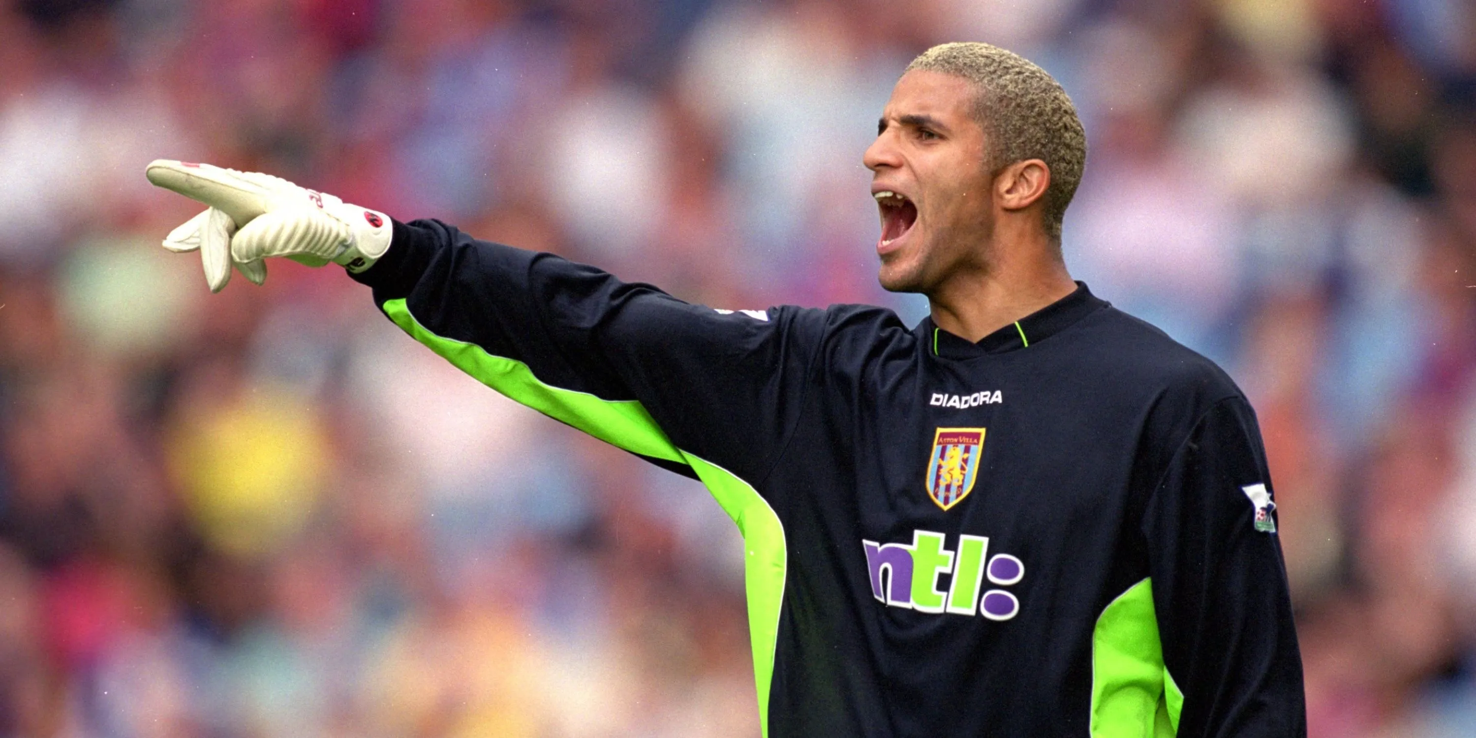 Thủ môn David James trong màu áo tuyển Anh