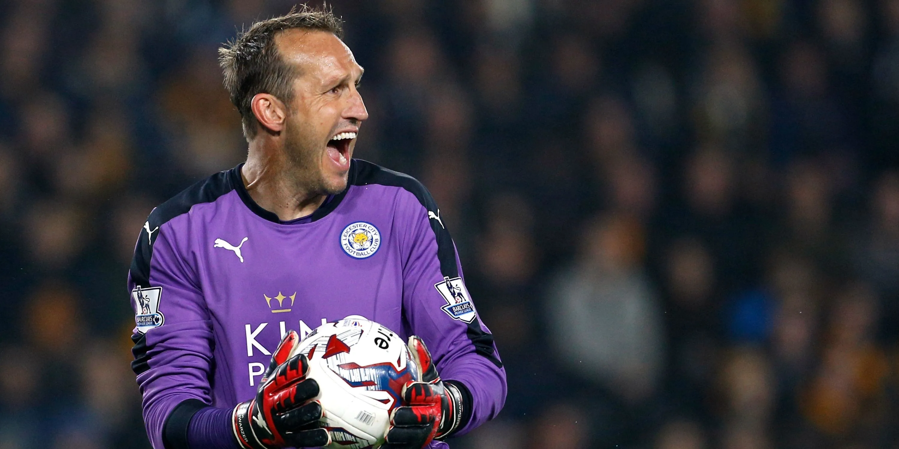 Thủ môn Mark Schwarzer trong trận đấu tại Ngoại hạng Anh