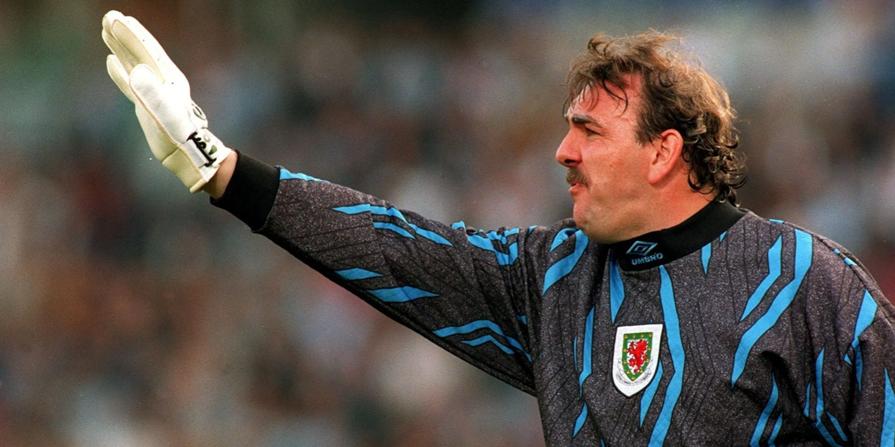 Thủ môn Neville Southall đưa ra chỉ đạo trên sân