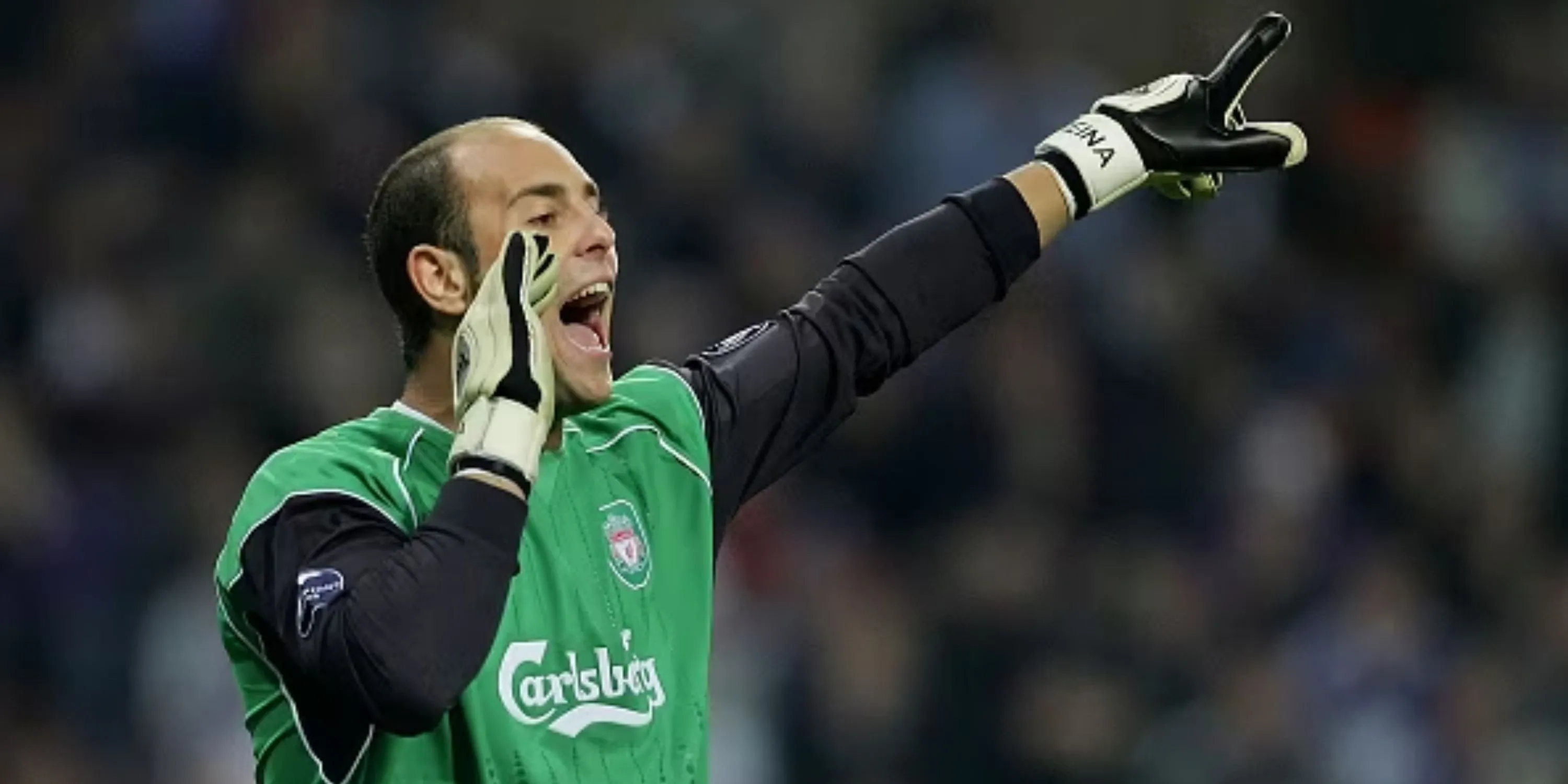 Thủ môn Pepe Reina trong khung gỗ Liverpool