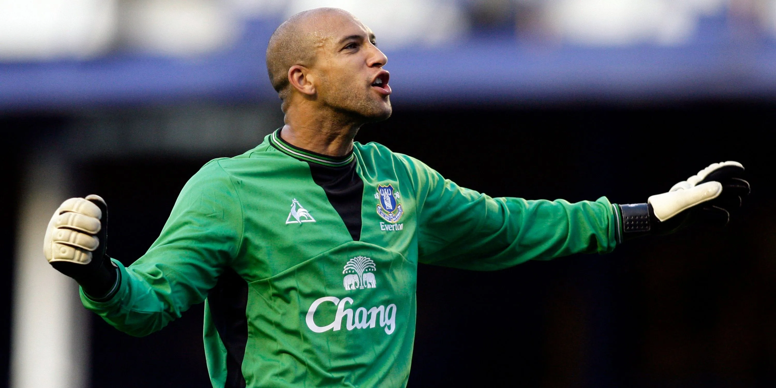 Thủ môn Tim Howard của Everton vẫy tay chào khán giả