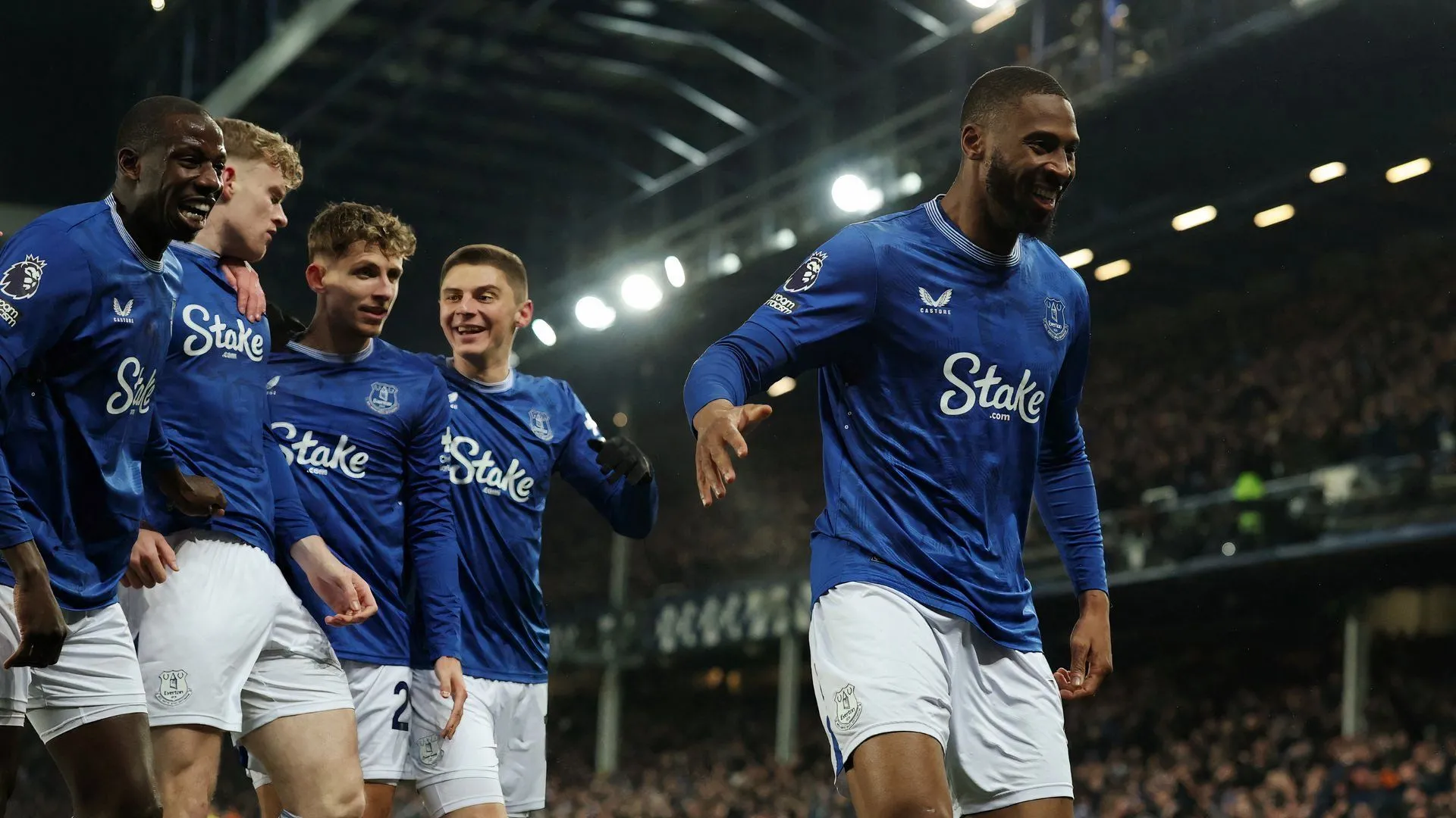 Tiền đạo Beto của Everton ăn mừng bàn thắng vào lưới Liverpool trong một trận đấu Ngoại hạng Anh thể hiện khả năng săn bàn