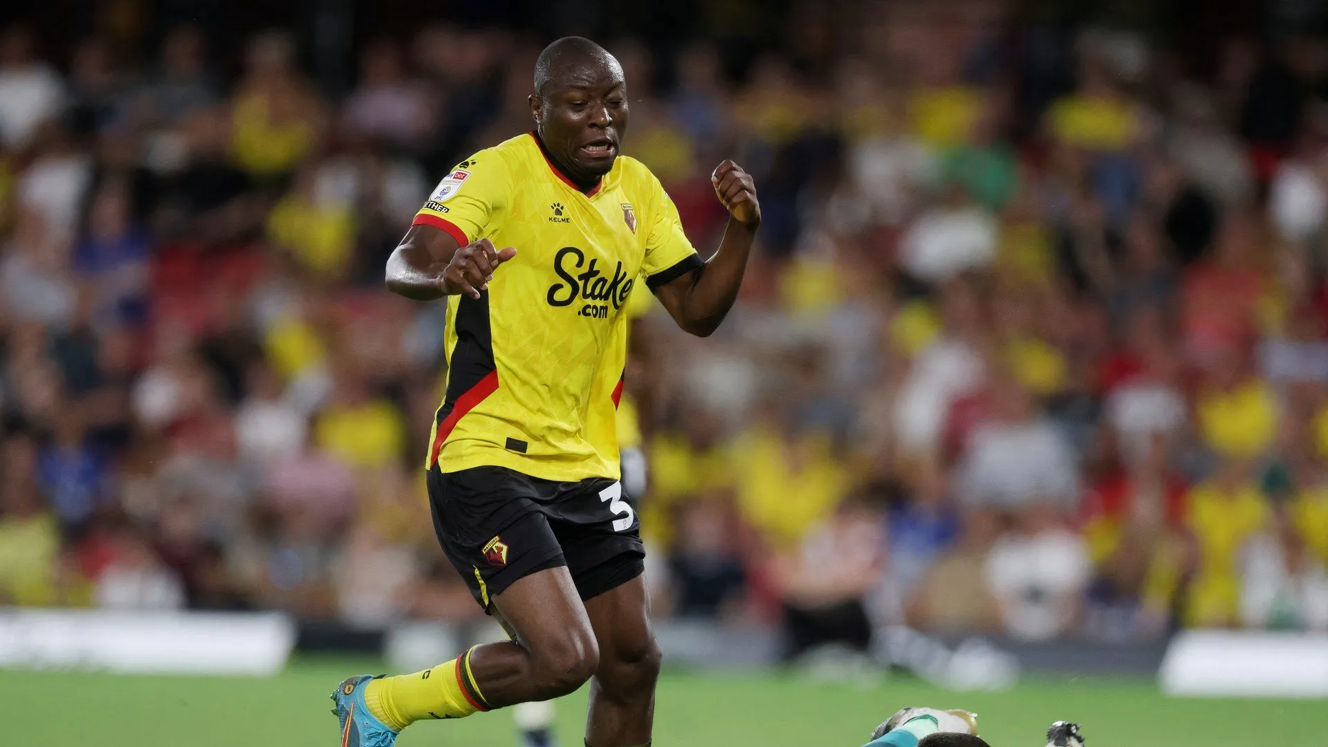 Tiền đạo Edo Kayembe của Watford trong một pha bóng