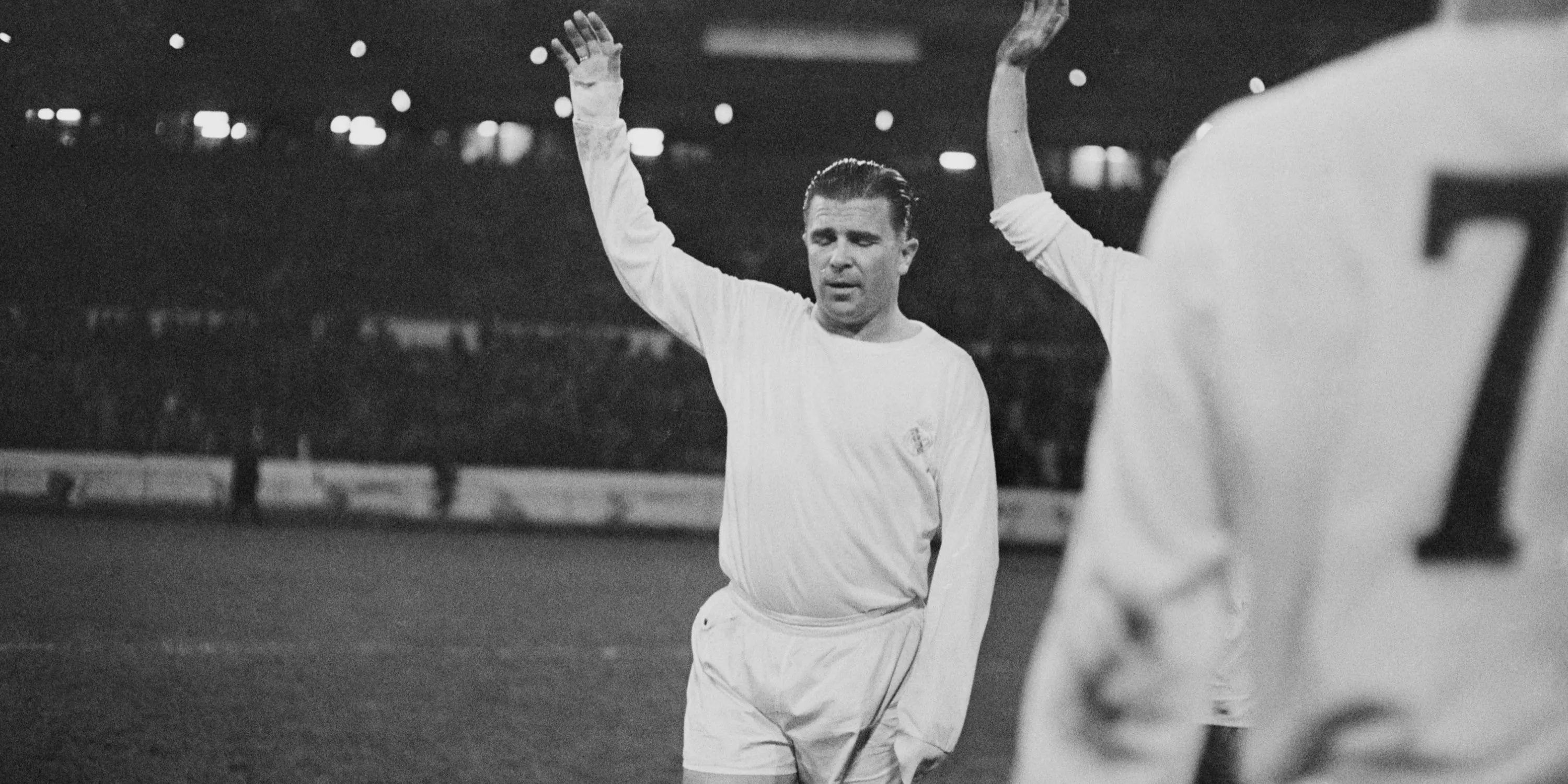Tuyển thủ Hungary Ferenc Puskas vẫy tay chào người hâm mộ trong màu áo Real Madrid.