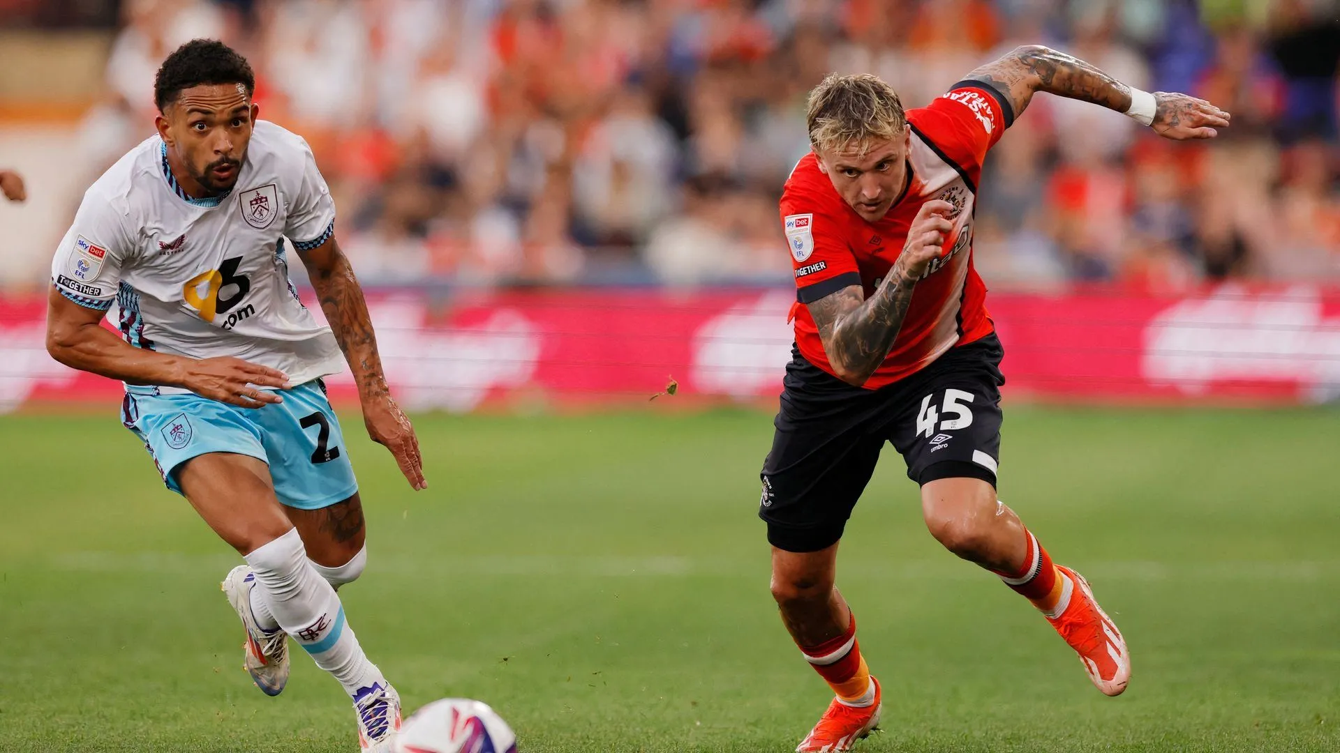 Alfie Doughty trong trận đấu giữa Luton Town và Burnley