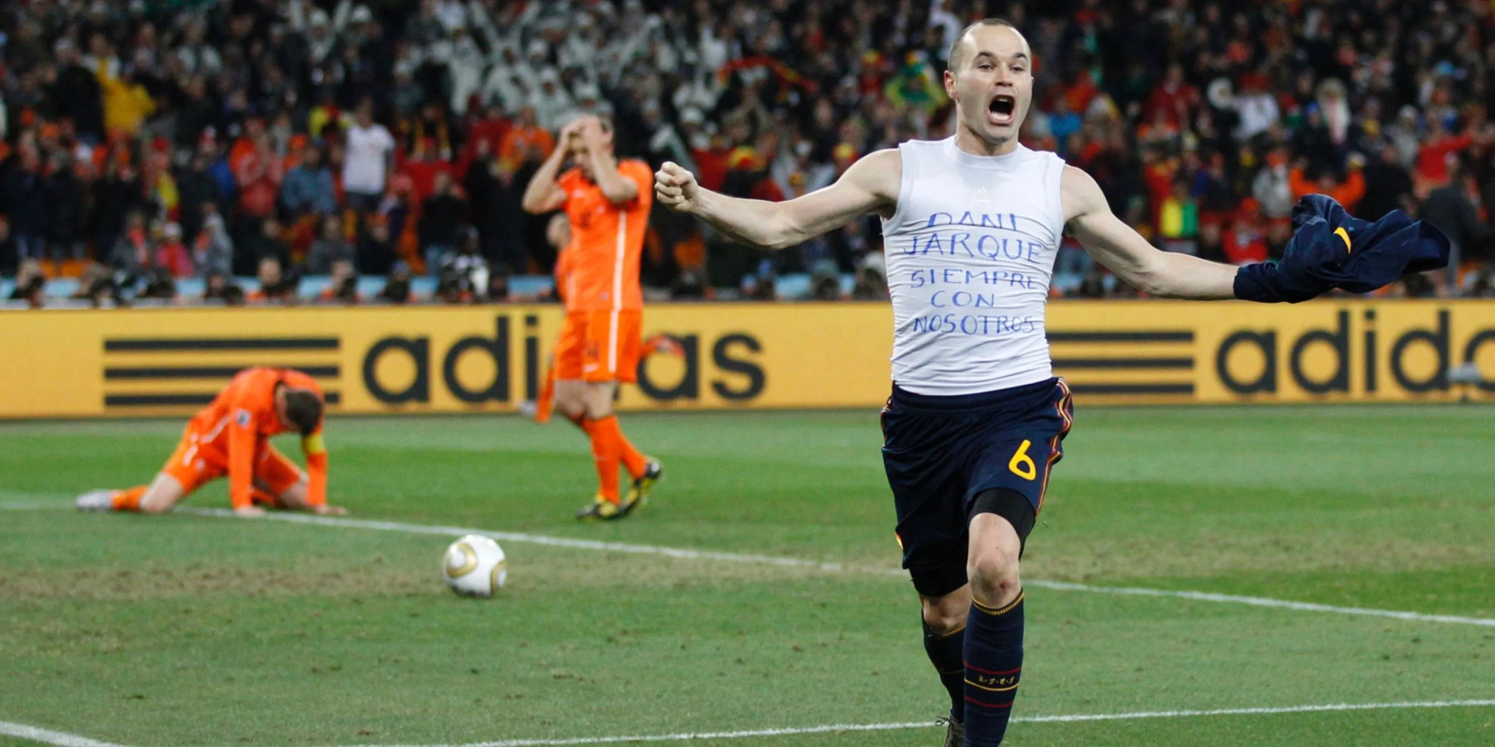 Andres Iniesta, người hùng World Cup 2010 của Tây Ban Nha và ngôi sao Barcelona, về nhì Quả bóng vàng cùng năm