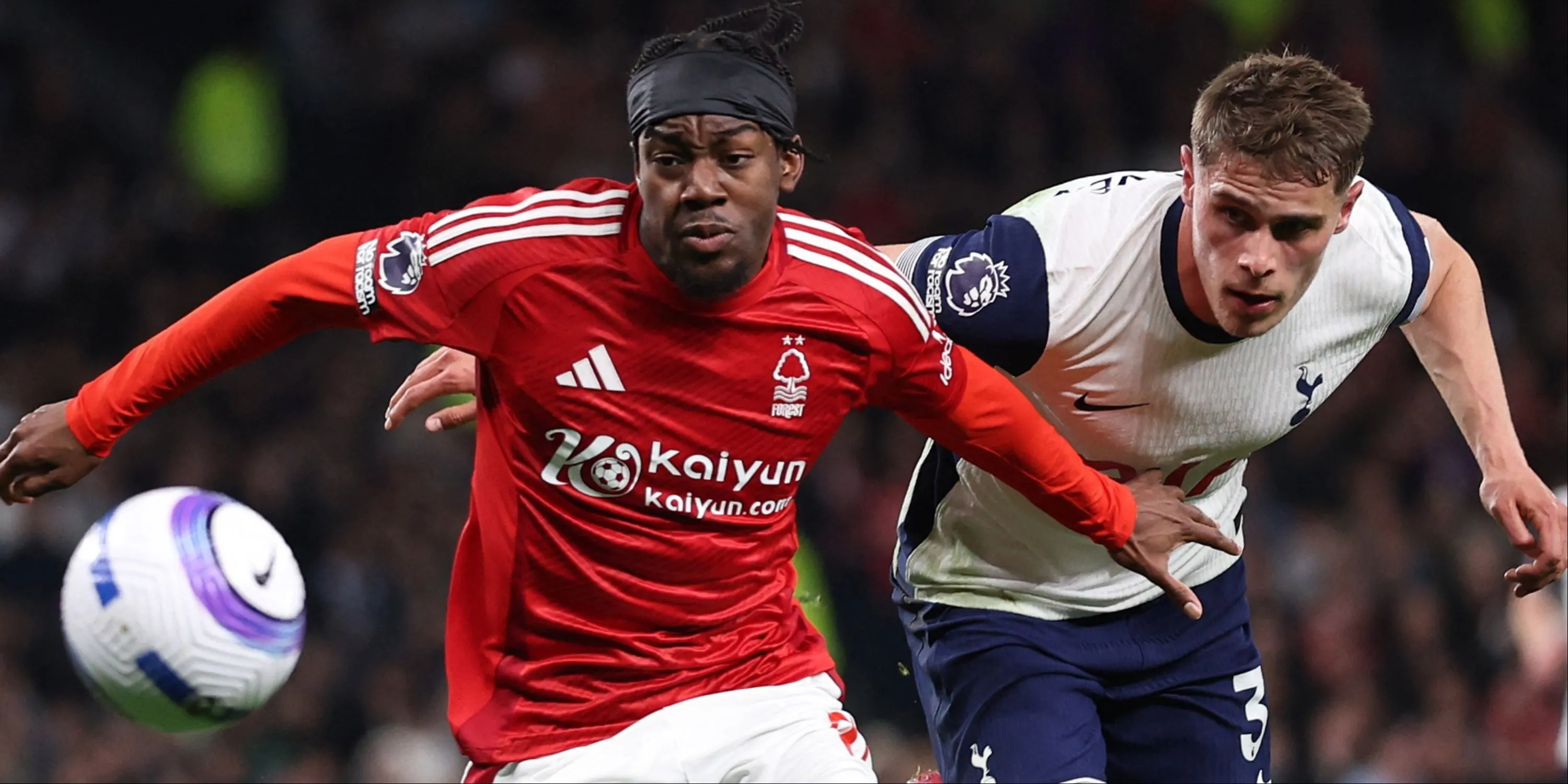 Anthony Elanga (Nottingham Forest) đi bóng vượt qua Micky van de Ven (Tottenham Hotspur)