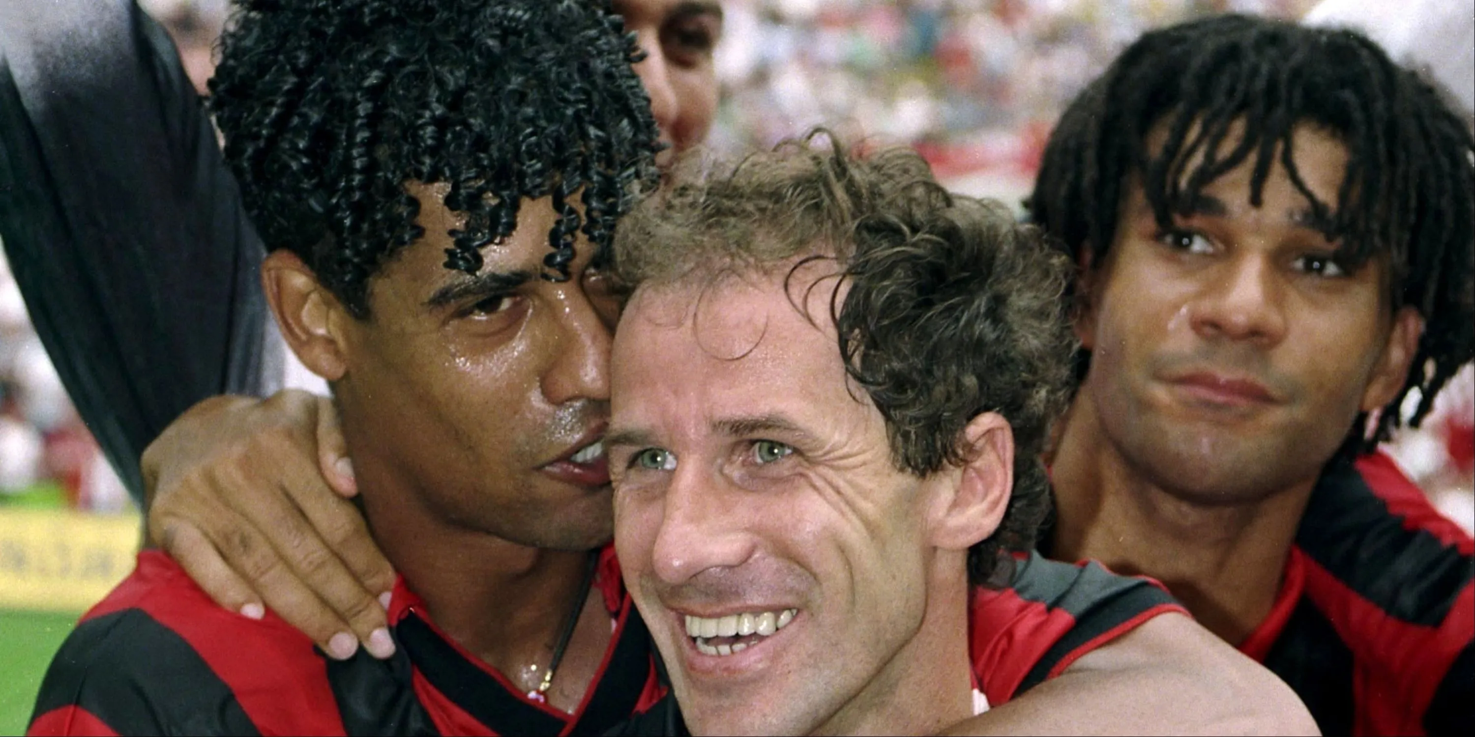 Bộ ba huyền thoại AC Milan: Frank Rijkaard, Franco Baresi và Ruud Gullit ăn mừng chiến thắng năm 1989