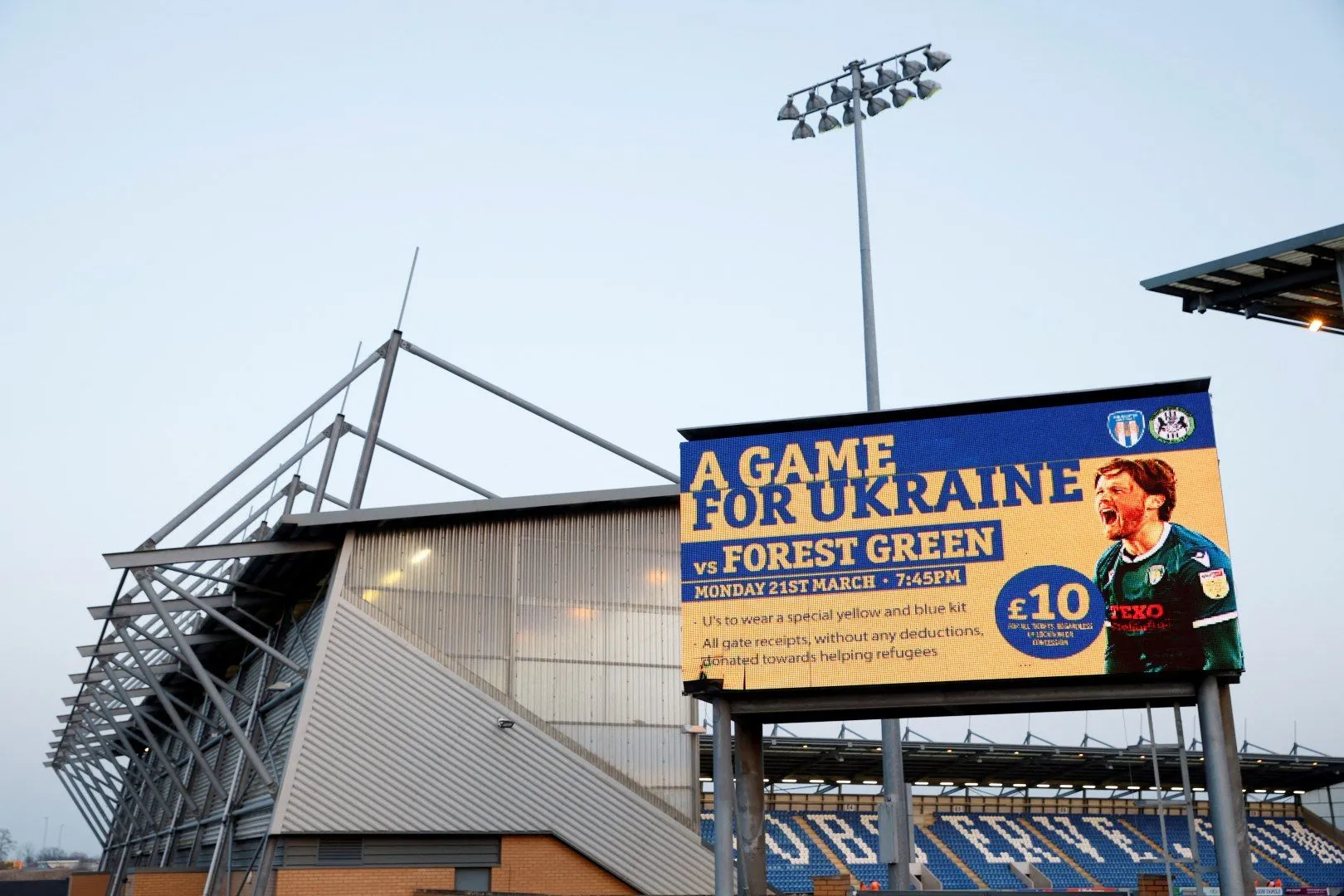 Cầu thủ Colchester United trên sân, phản ánh phong độ thất thường của đội ở League Two.