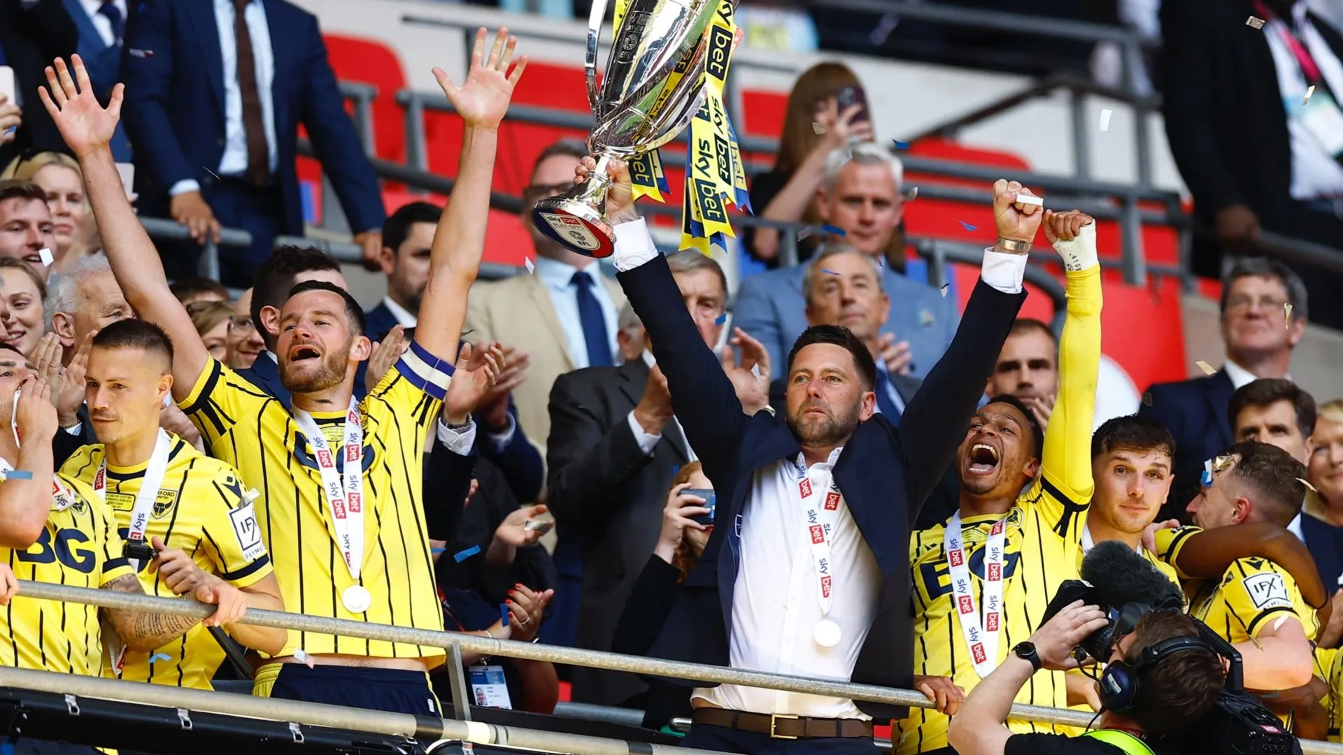 Des Buckingham chỉ đạo Oxford United thăng hạng League One