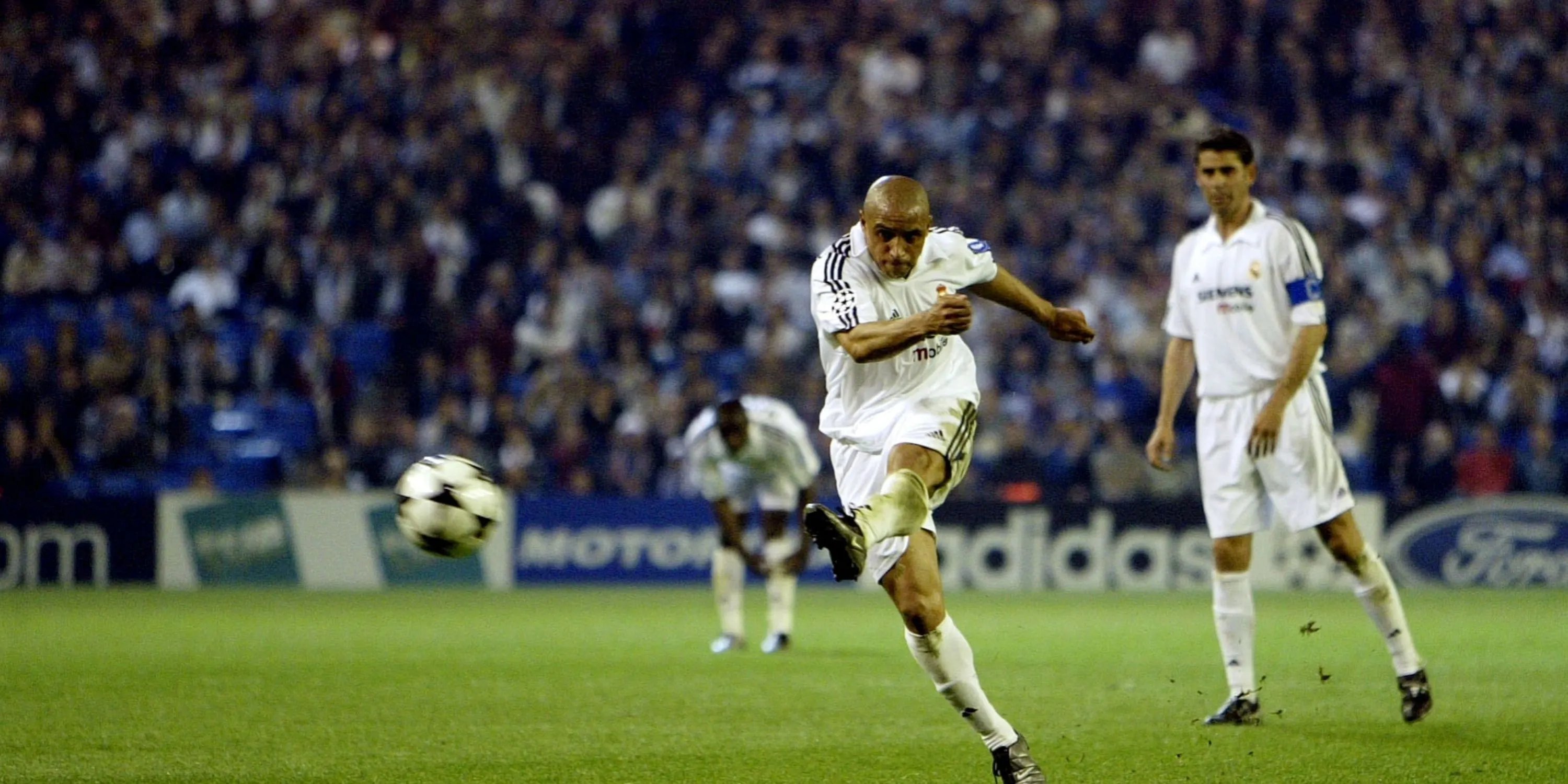 Hậu vệ trái huyền thoại Roberto Carlos trong màu áo Real Madrid, Á quân Quả bóng vàng 2002