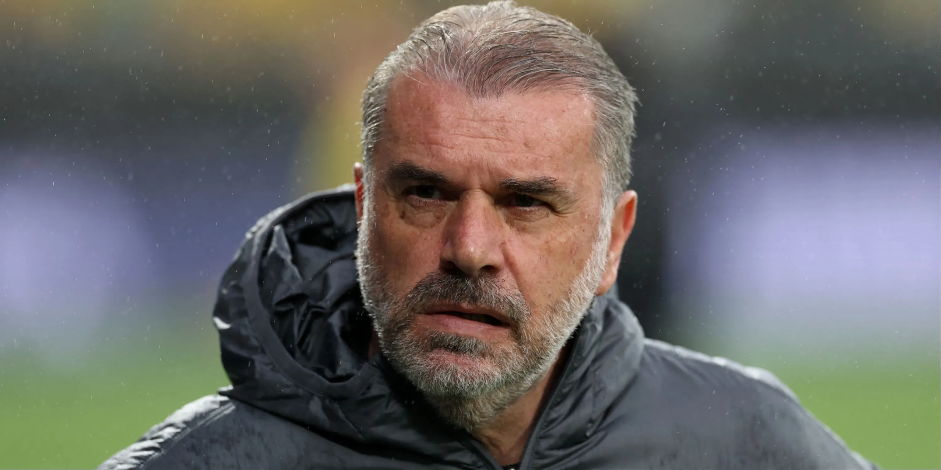Huấn luyện viên Ange Postecoglou của Tottenham Hotspur, người đang tìm kiếm trung vệ mới cho đội bóng