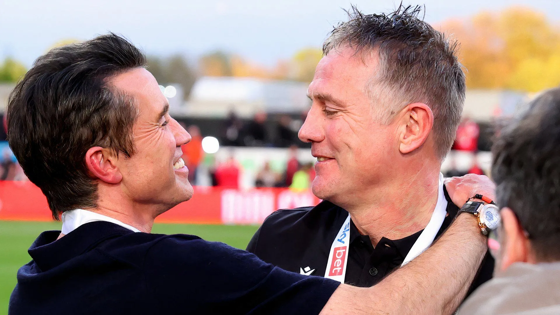 Huấn luyện viên Phil Parkinson ăn mừng cùng Wrexham thăng hạng
