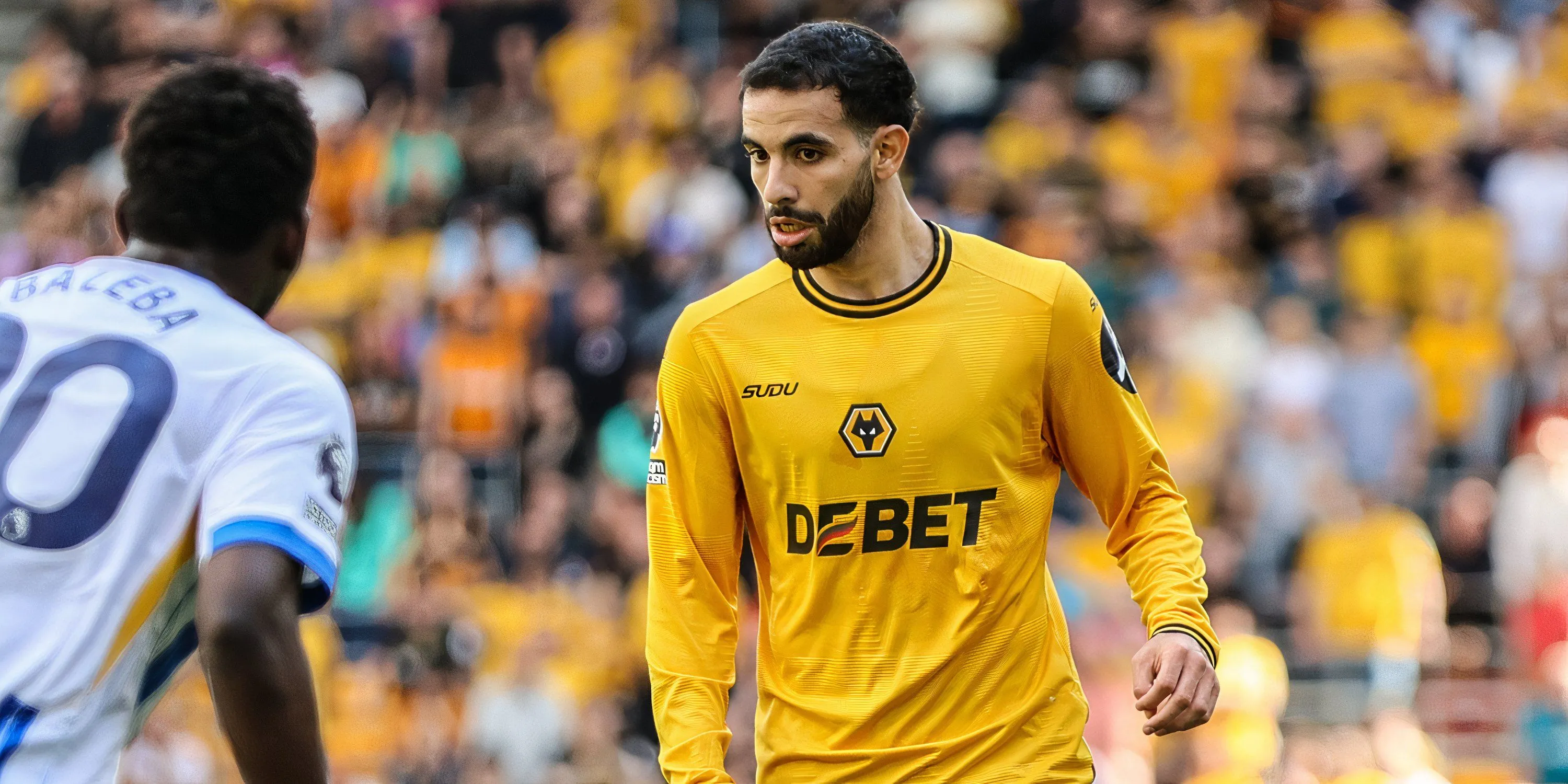 Rayan Ait-Nouri của Wolves tranh bóng trên sân