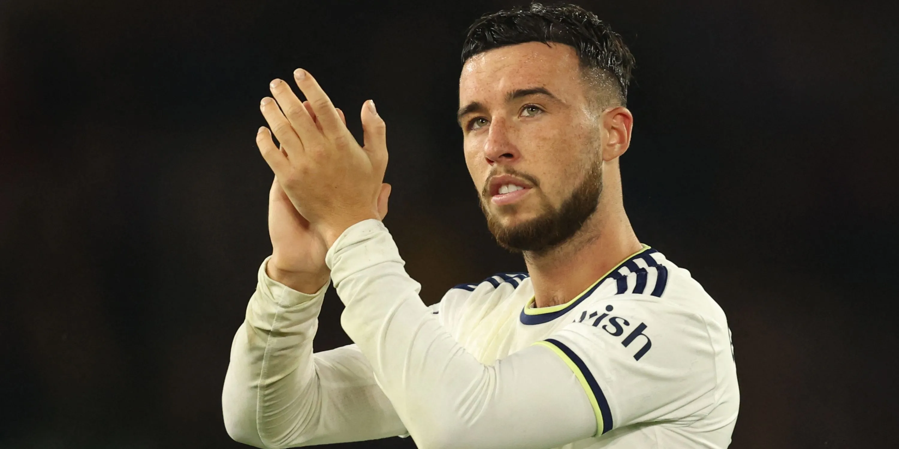 Sam Greenwood trong trận đấu ở Premier League cùng Leeds United