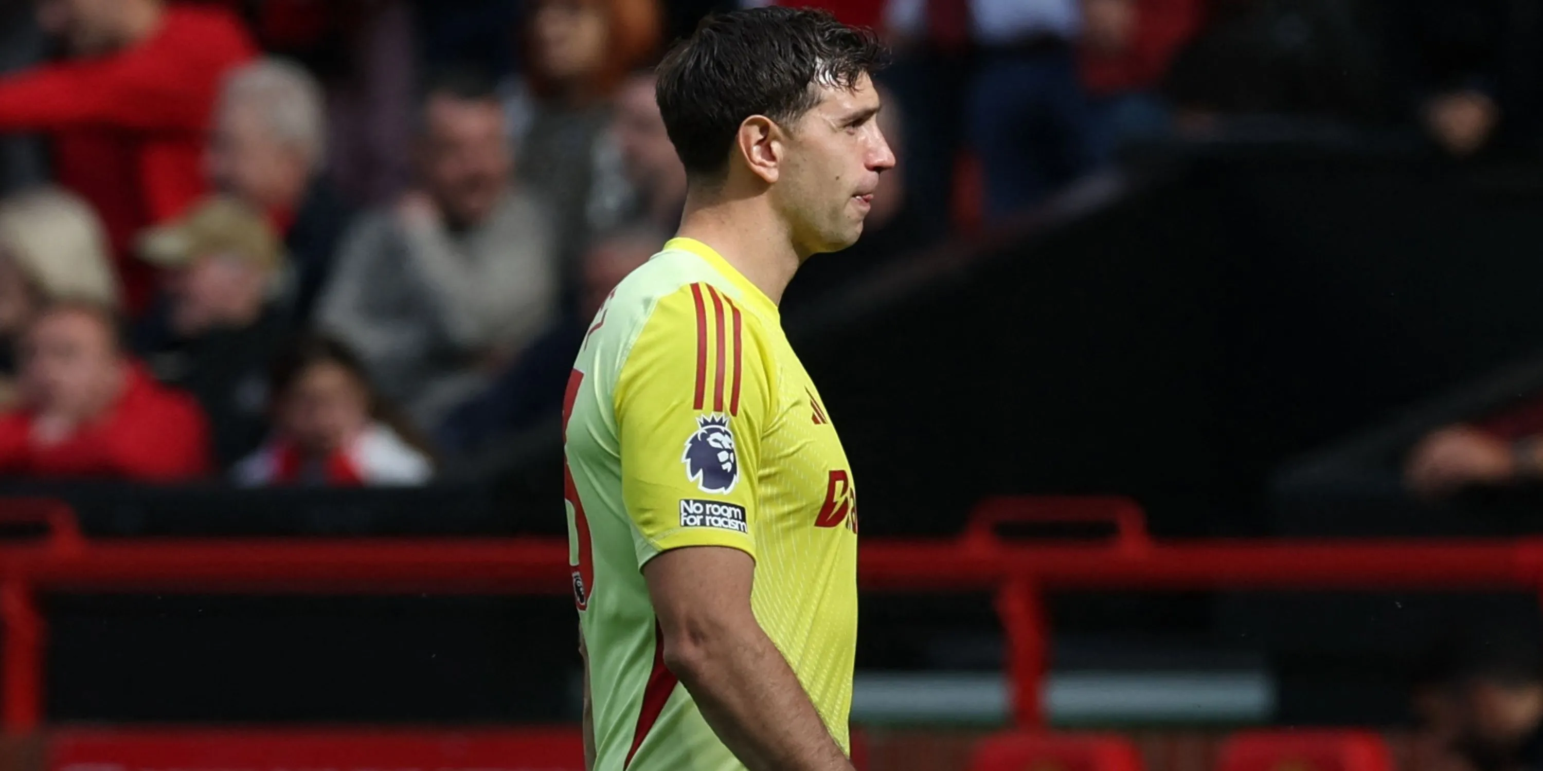 Thủ môn Emi Martinez của Aston Villa nhận thẻ đỏ trước Manchester United