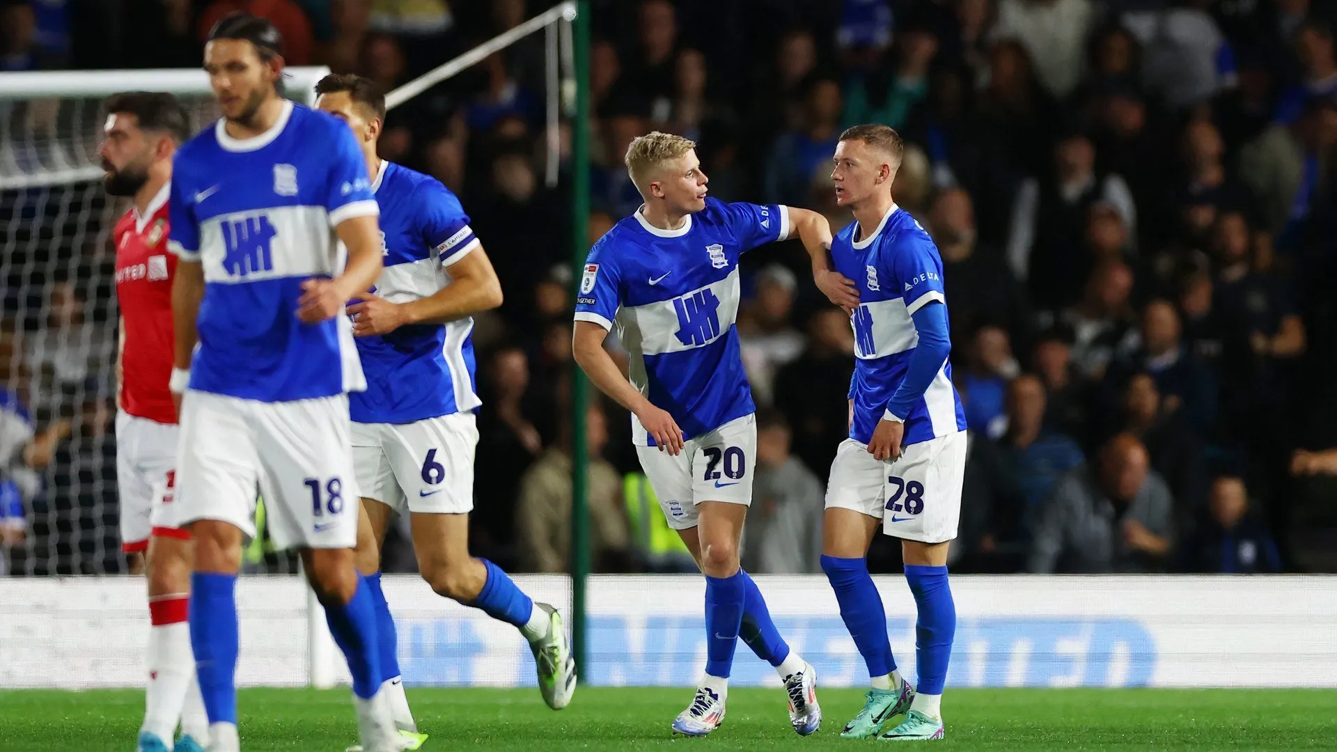 Tiền đạo Jay Stansfield ghi bàn cho Birmingham City trong trận gặp Wrexham ở League One