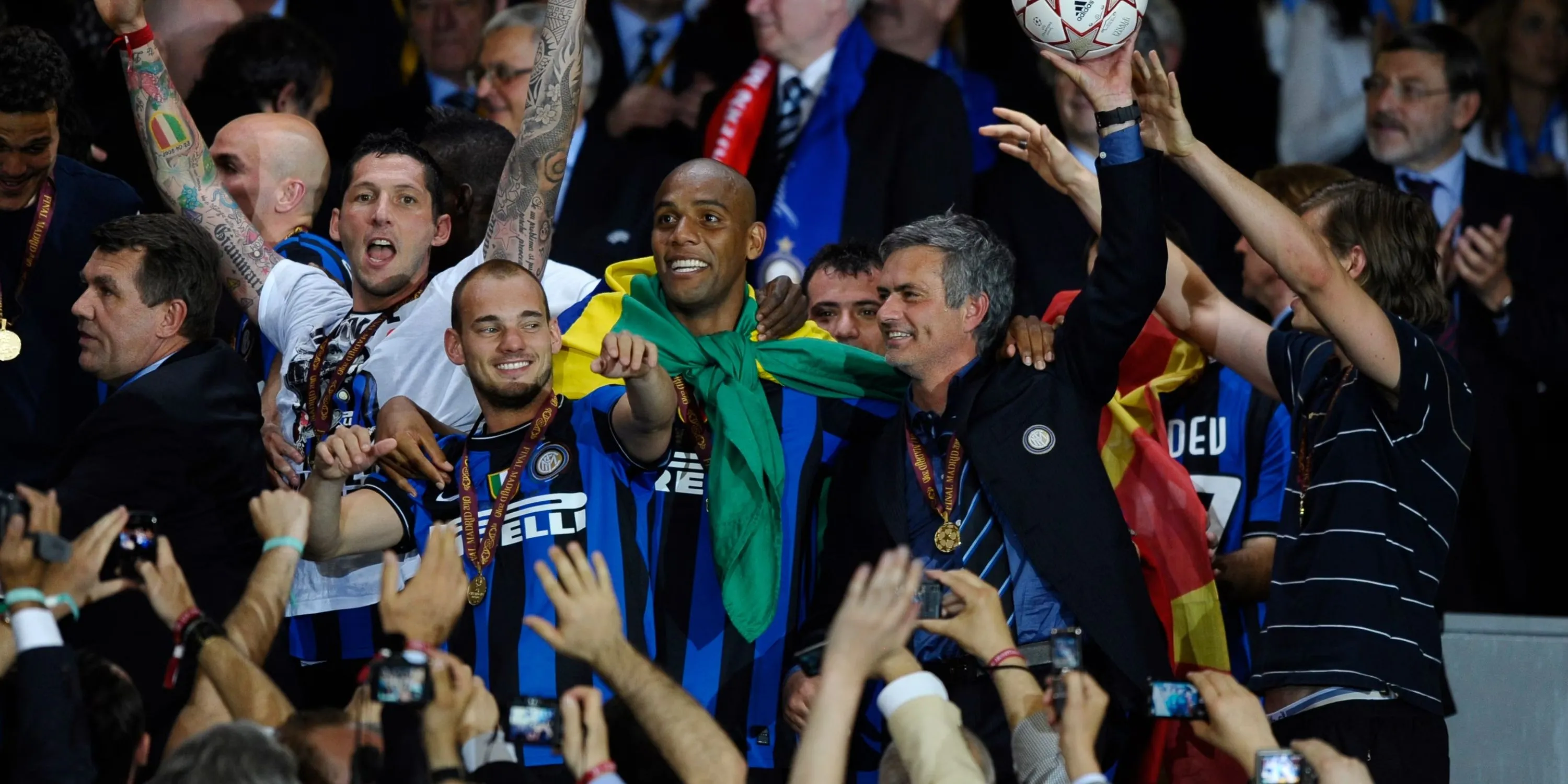 Wesley Sneijder ăn mừng cùng HLV Jose Mourinho sau chiến tích ăn ba lịch sử cùng Inter Milan năm 2010