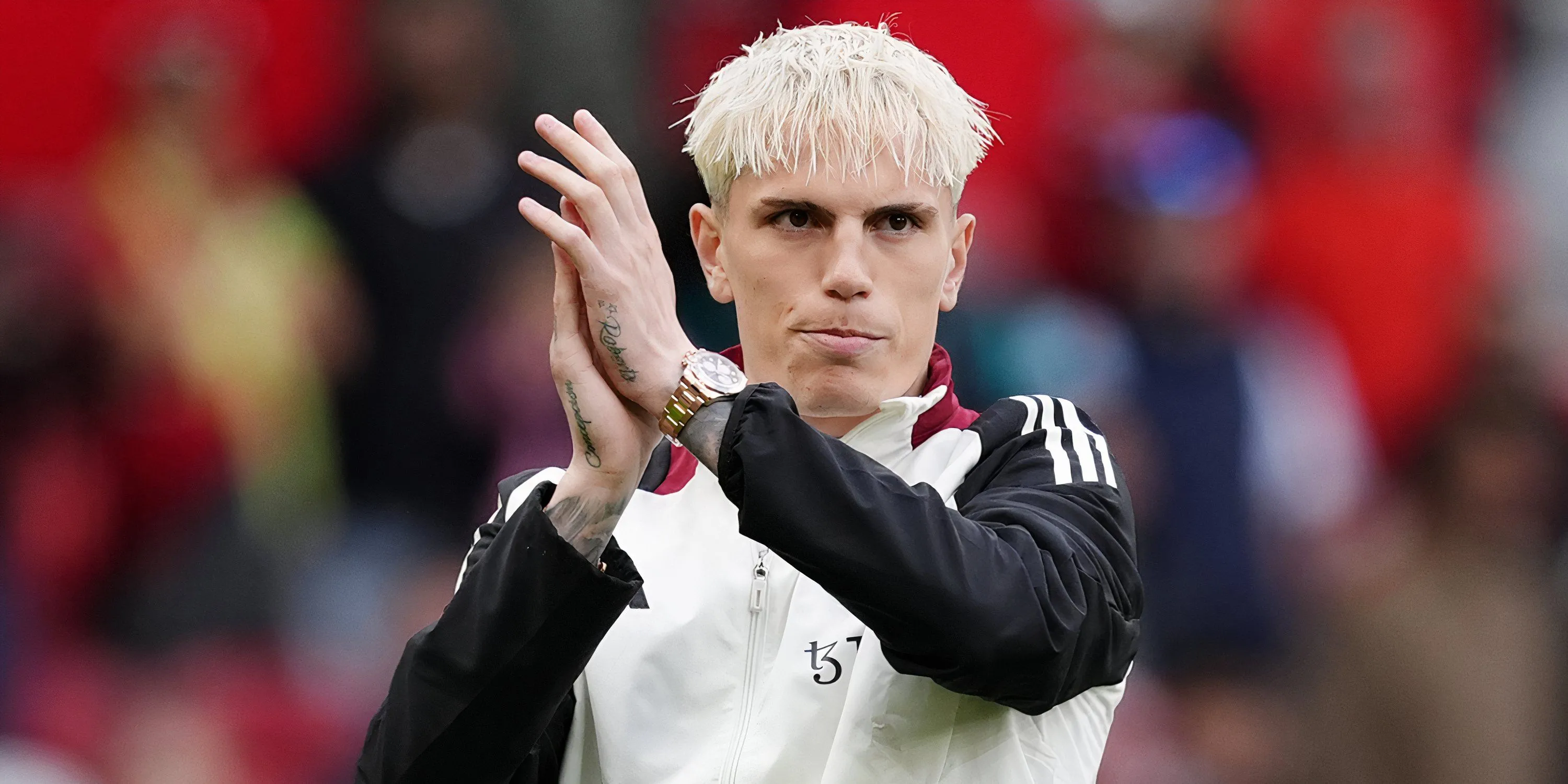 Alejandro Garnacho vẫy tay chào người hâm mộ Man Utd, chuẩn bị cho bến đỗ mới.