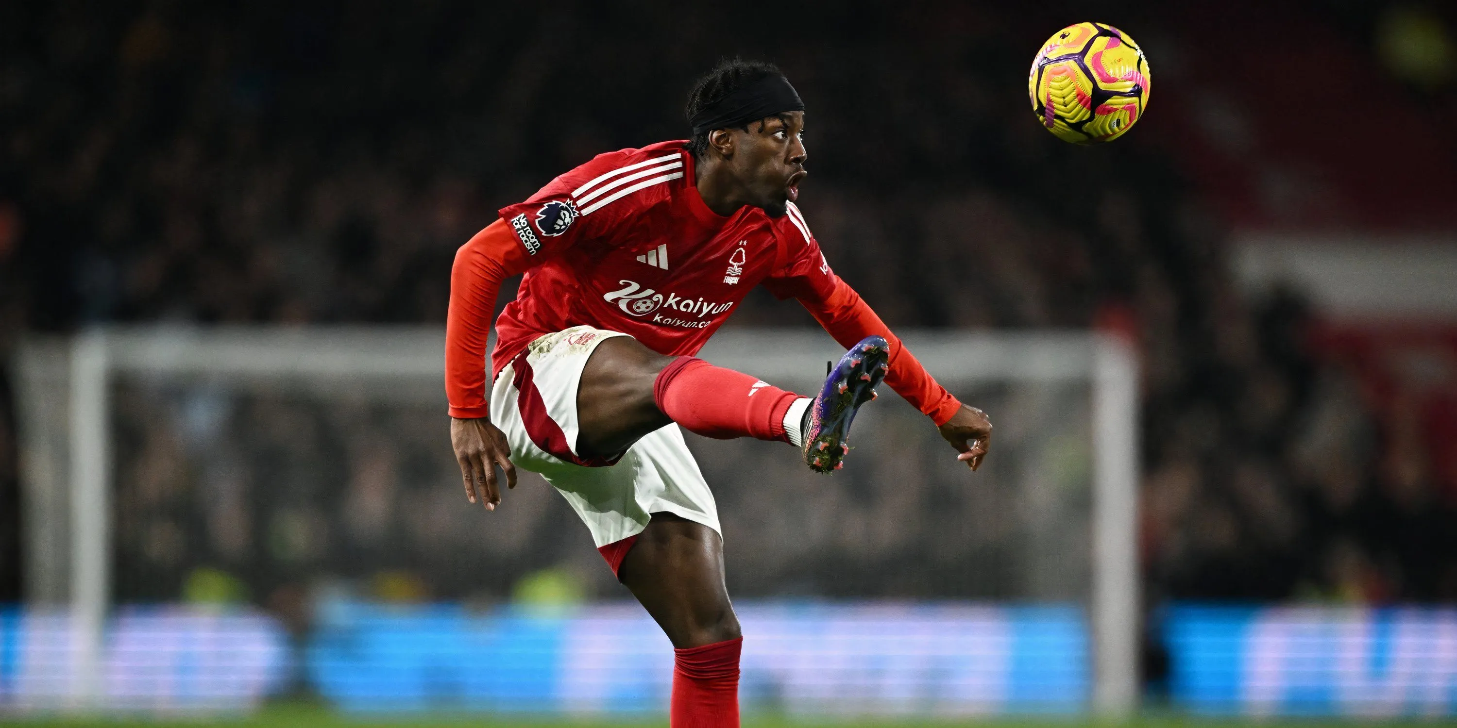 Anthony Elanga thi đấu cho Nottingham Forest trước khi chuyển đến Newcastle United