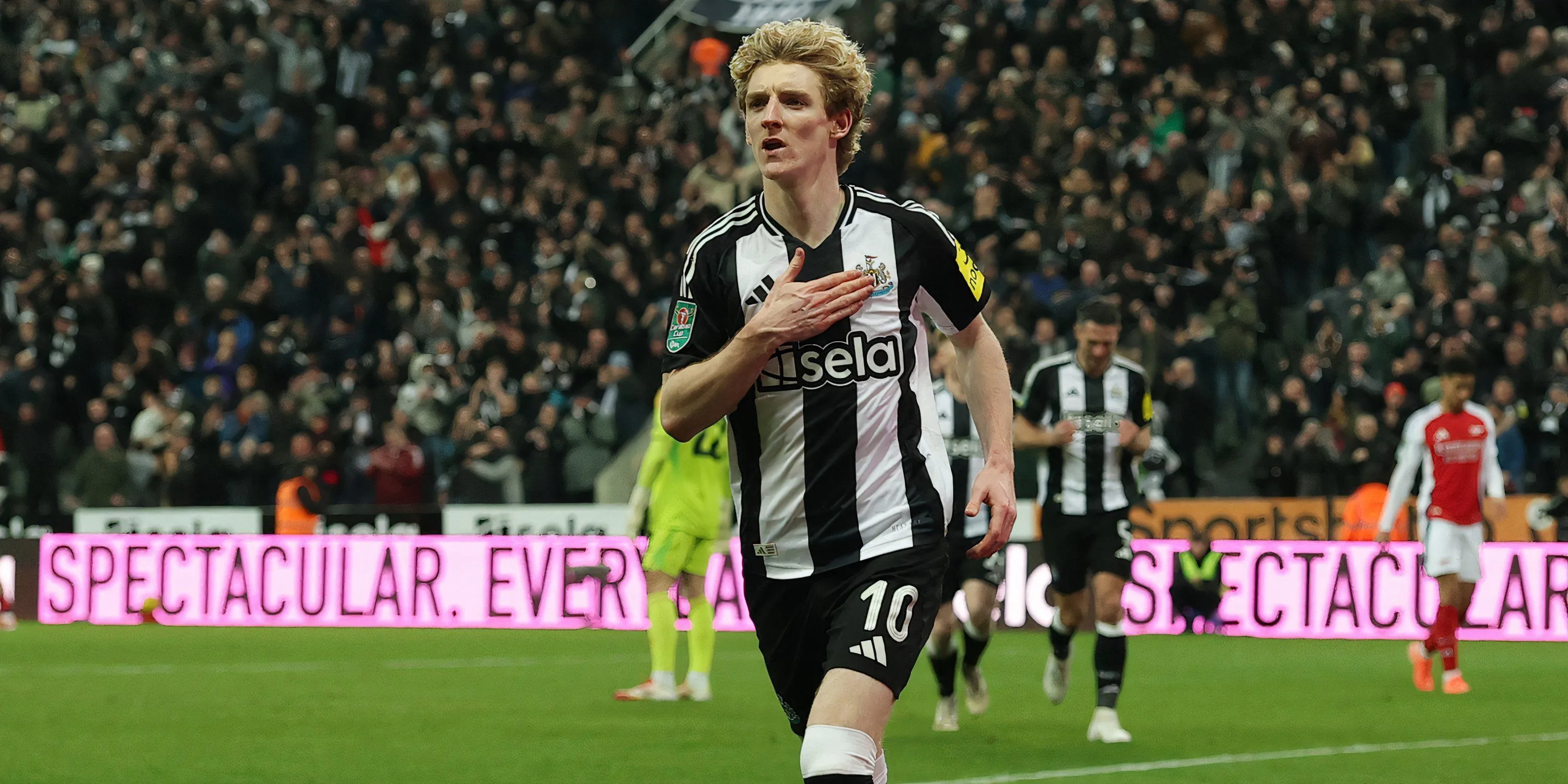 Anthony Gordon cùng huấn luyện viên Eddie Howe tại Newcastle United