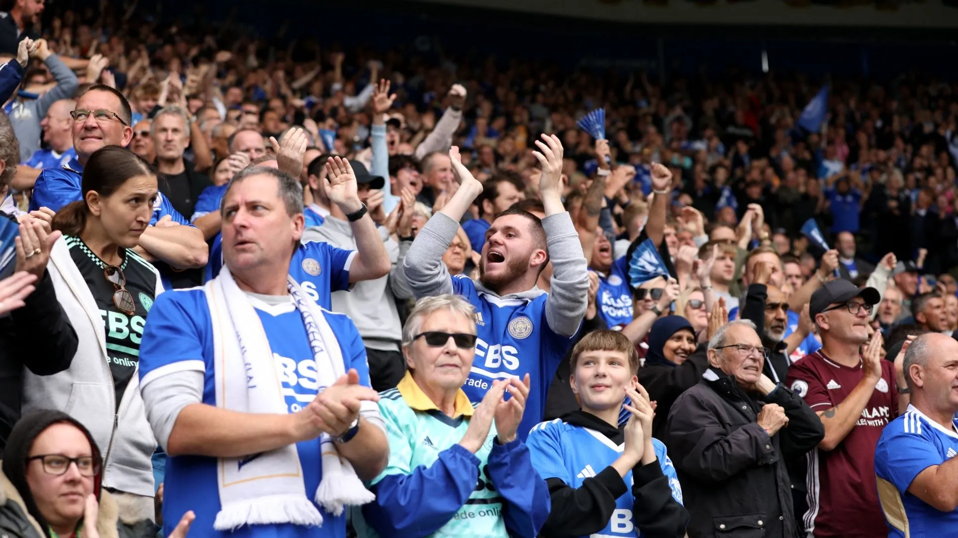 Cổ động viên Leicester City thể hiện sự thất vọng trên khán đài King Power