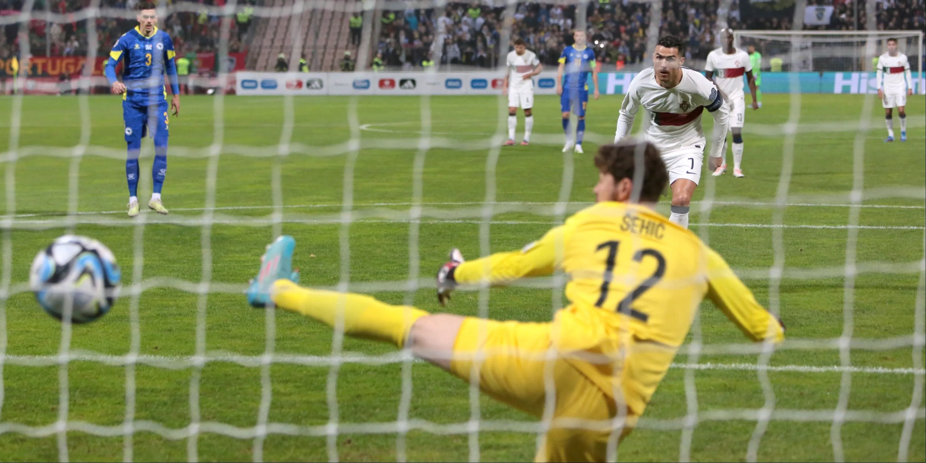 Cristiano Ronaldo ghi bàn từ chấm 11m cho đội tuyển Bồ Đào Nha, khẳng định đẳng cấp vua penalty
