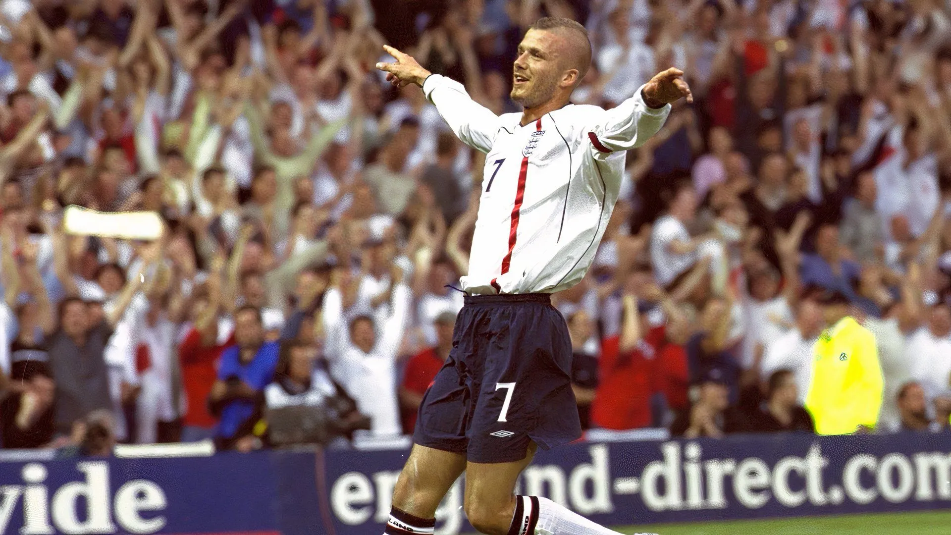 David Beckham ăn mừng bàn thắng tại Pride Park trong màu áo Preston