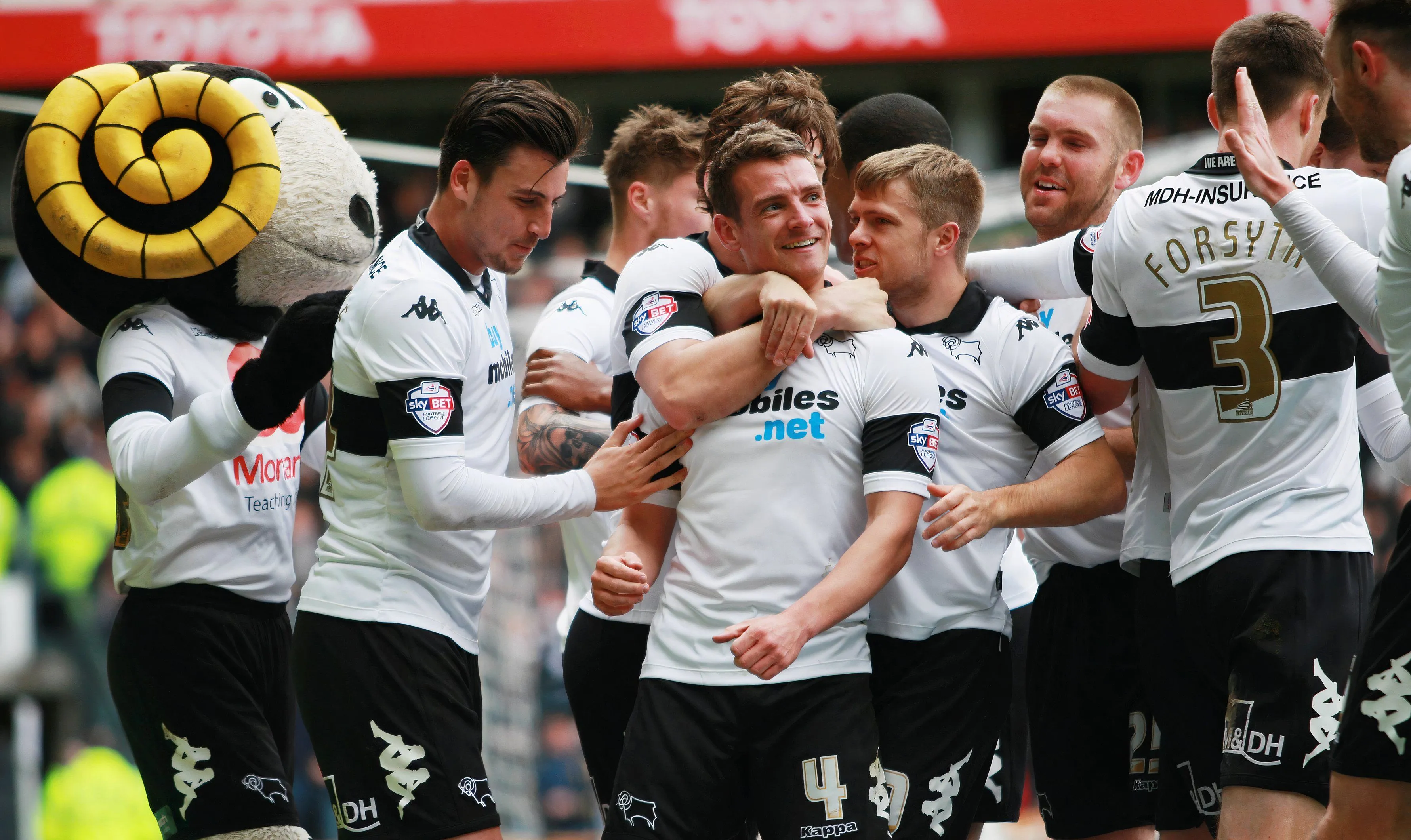Đội hình Derby County ăn mừng hat-trick lịch sử của Craig Bryson trong trận derby East Midlands 2014