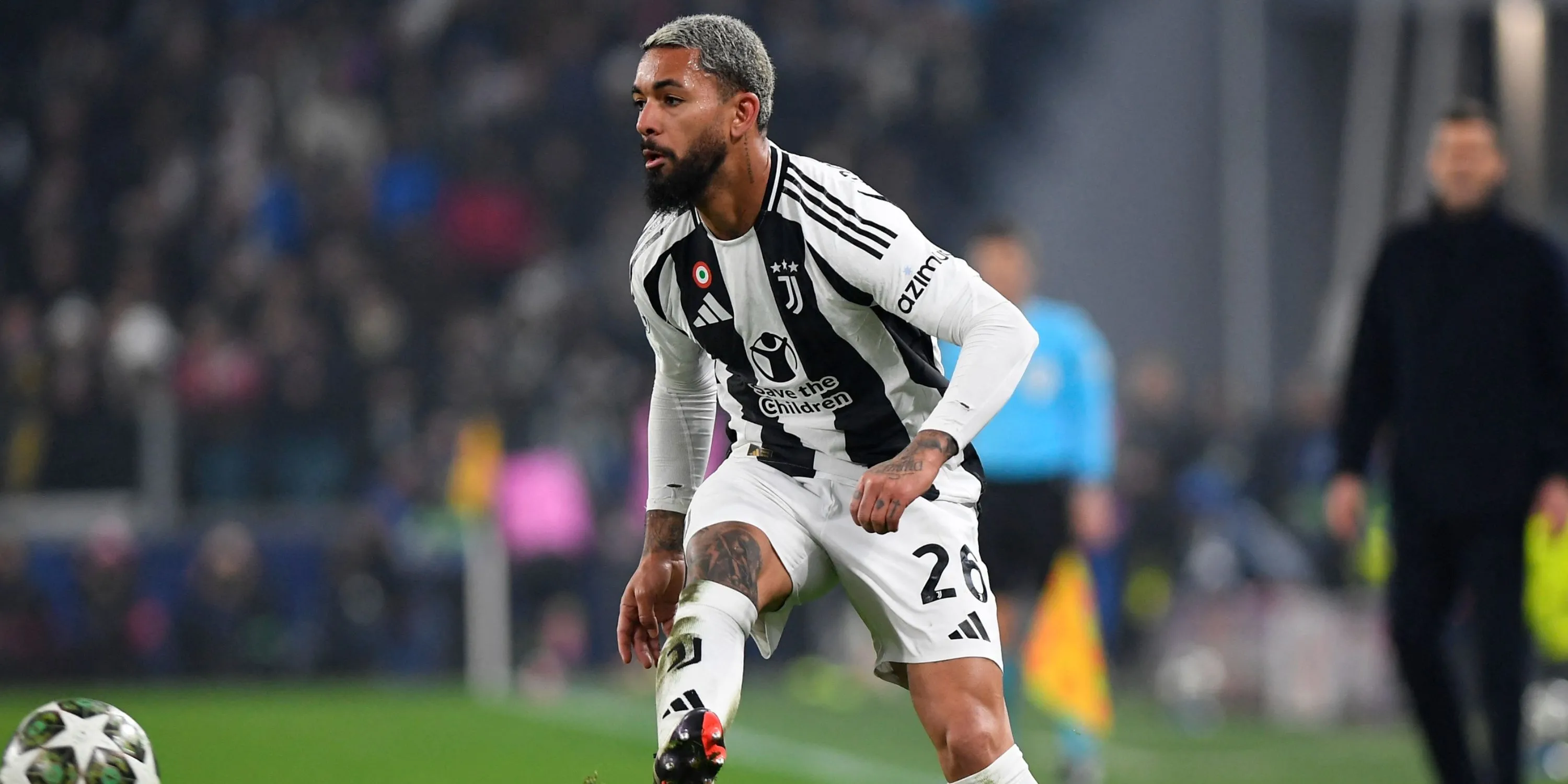 Douglas Luiz thi đấu cho Juventus ở đấu trường Champions League