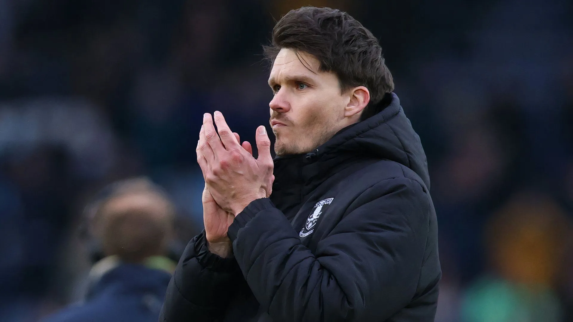 HLV Danny Rohl của Sheffield Wednesday chỉ đạo trận đấu, tương lai không chắc chắn vì vấn đề tài chính CLB