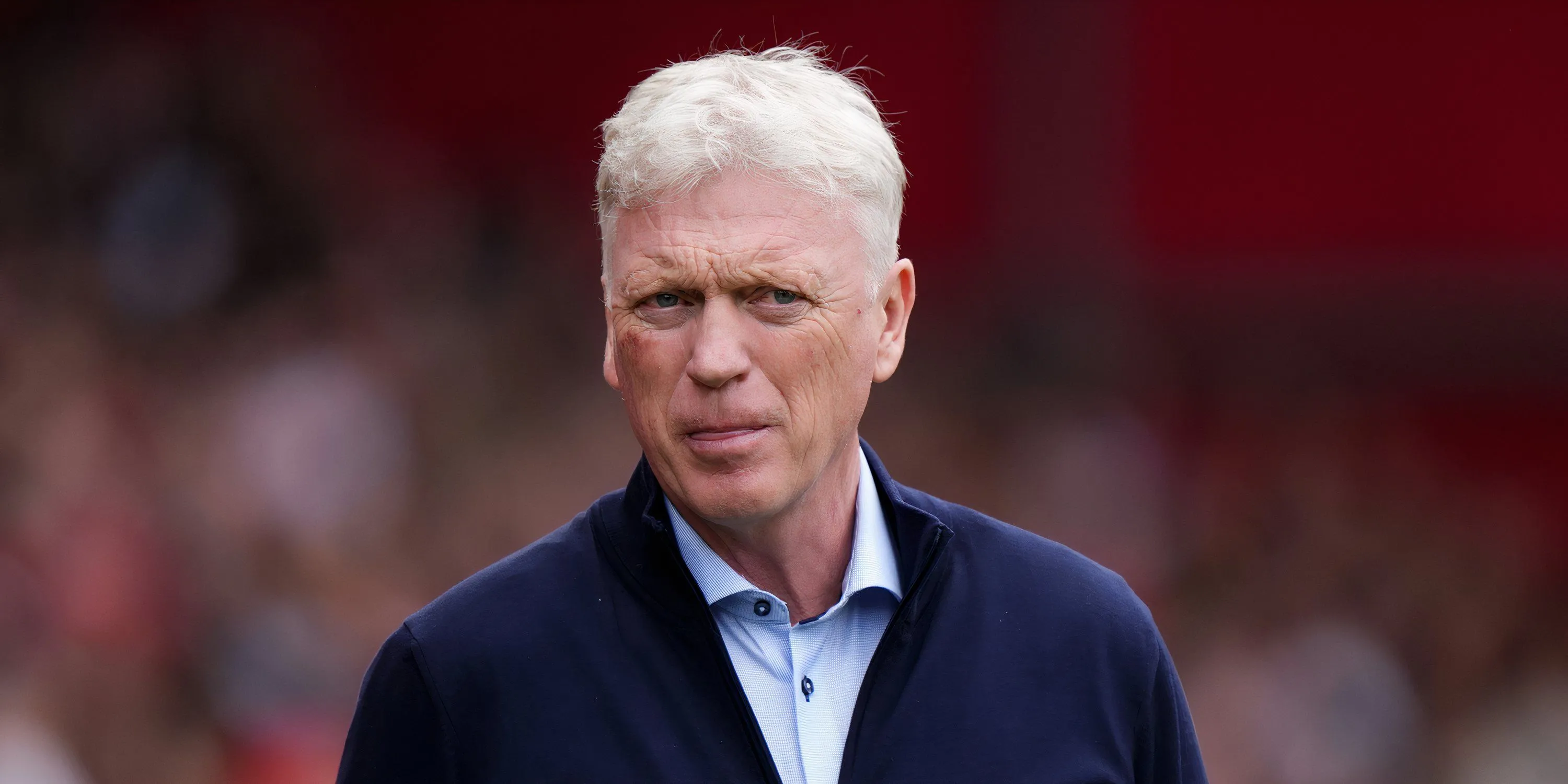 HLV David Moyes của Everton đang theo dõi trận đấu từ đường biên