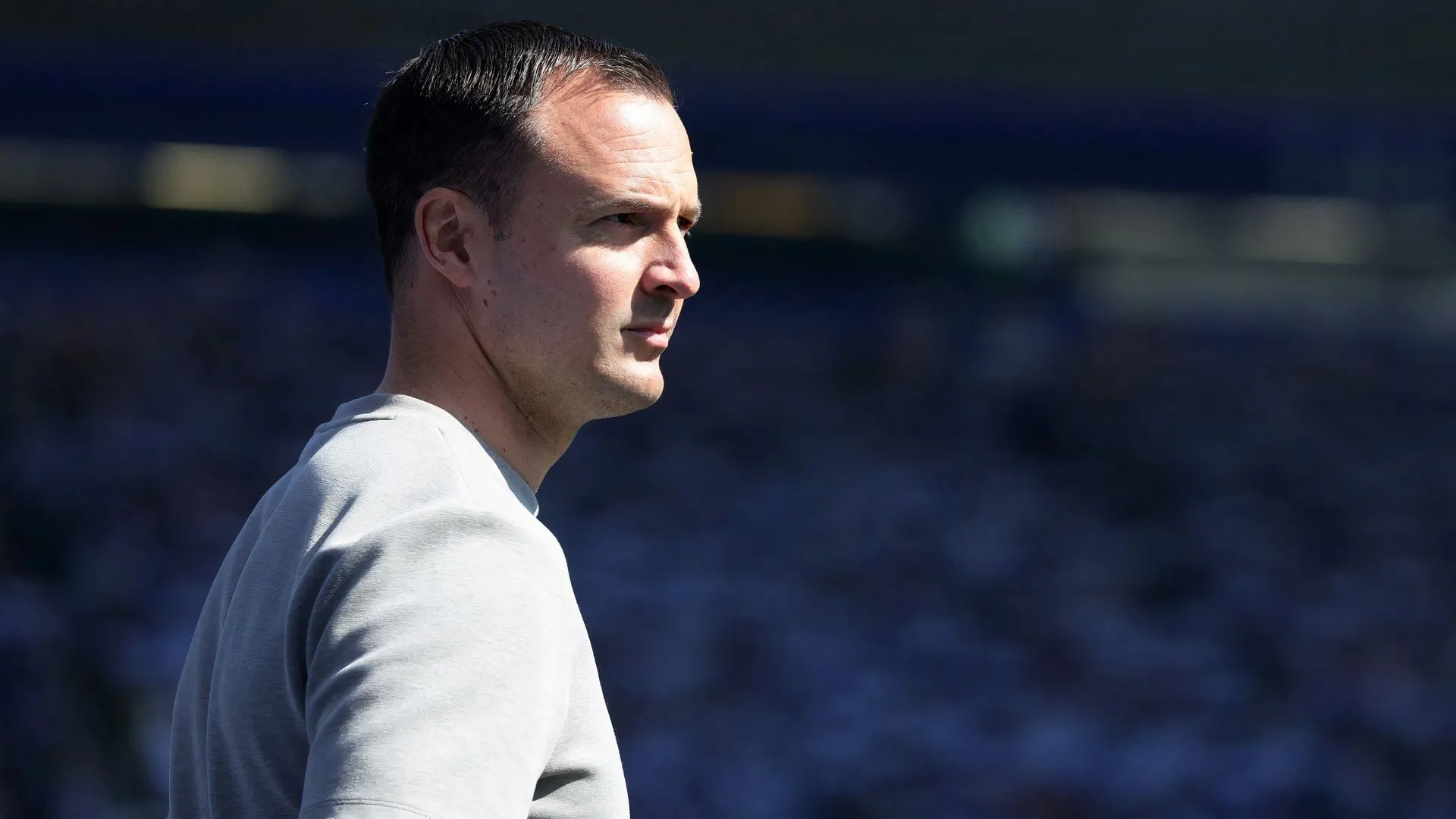 Huấn luyện viên Chris Davies của Birmingham City đứng trên sân.