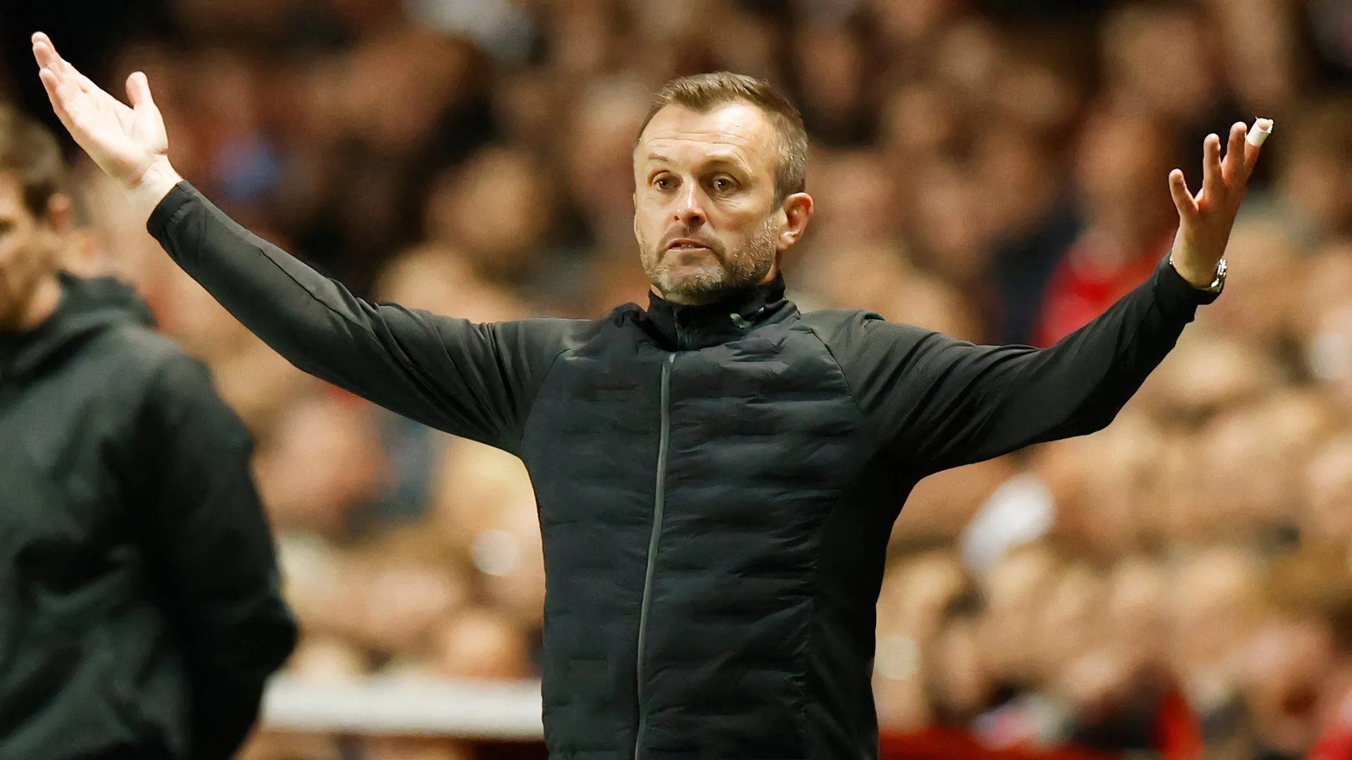 Huấn luyện viên Nathan Jones của Charlton Athletic đang tìm cách tăng cường đội hình sau khi thăng hạng giải bóng đá Anh