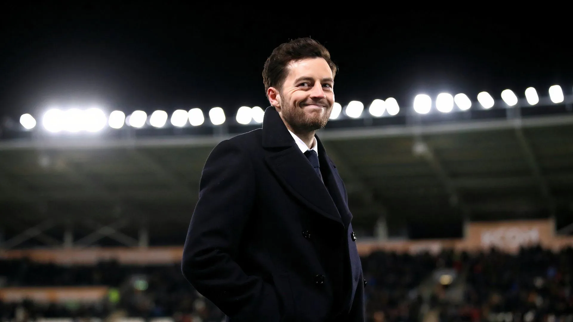 Huấn luyện viên Ryan Mason chỉ đạo trên sân, người đang xây dựng hàng thủ West Brom
