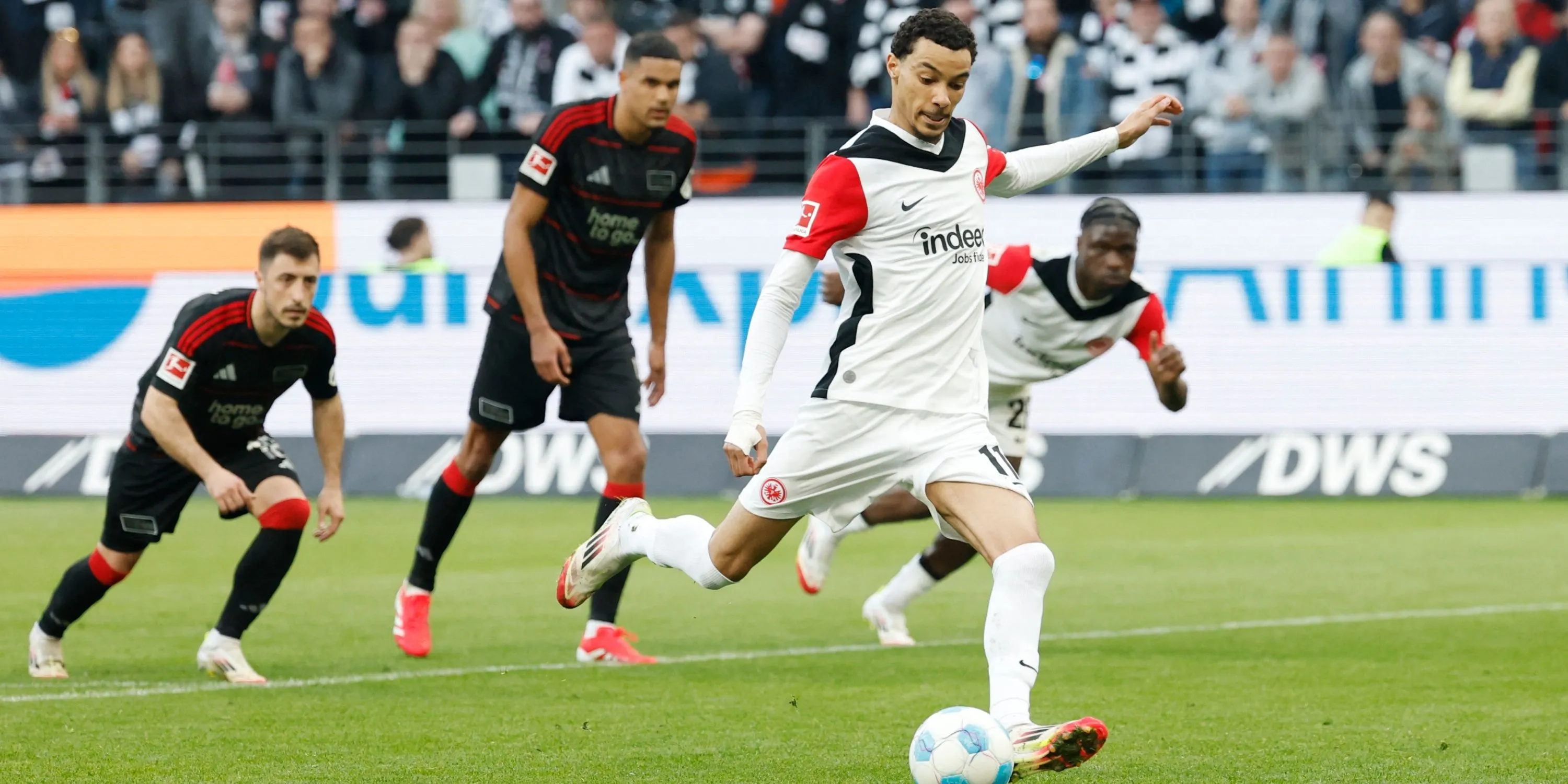 Hugo Ekitike trong màu áo Frankfurt, cầu thủ có thể hợp tác với Elliott tại Newcastle