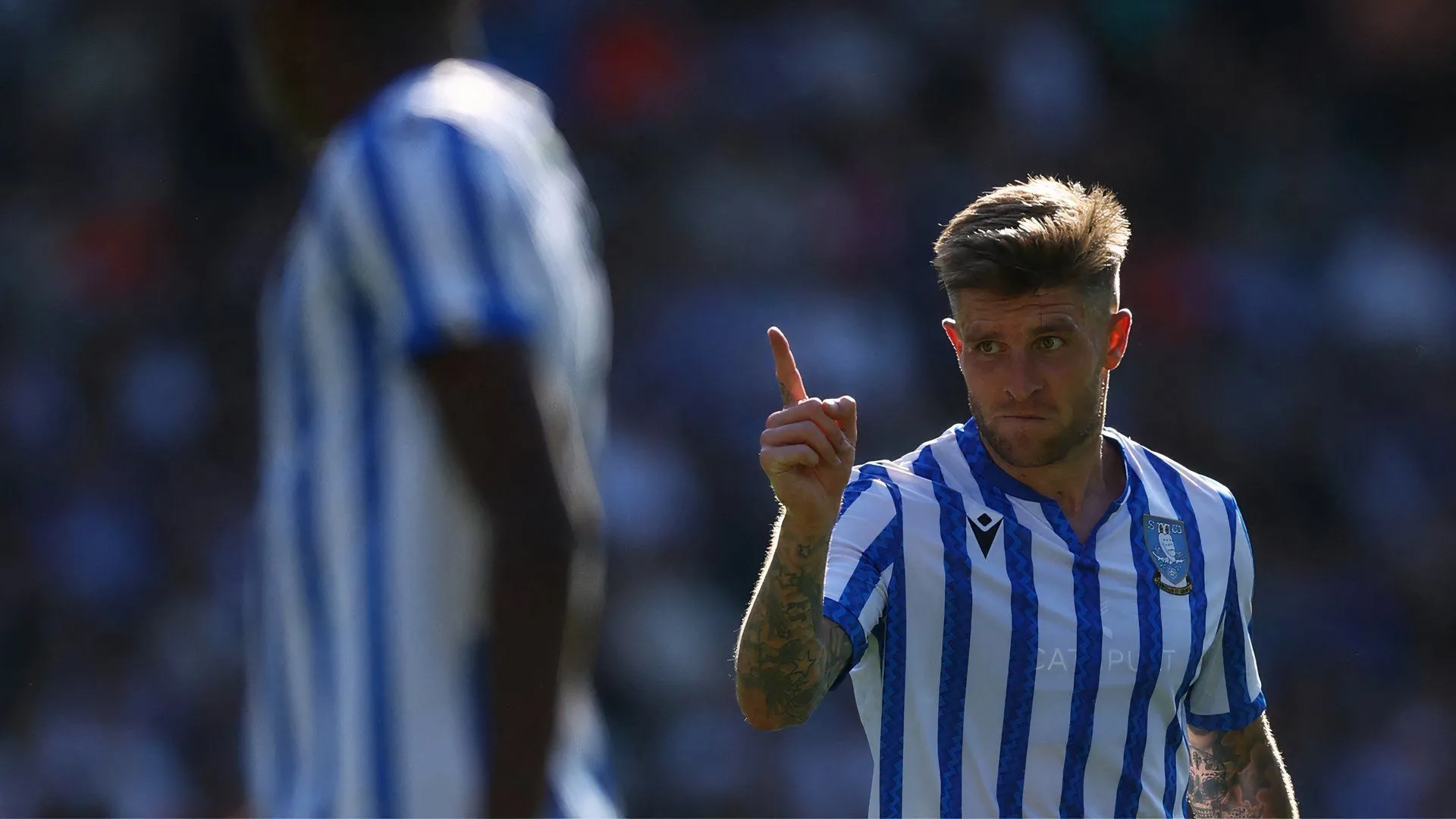 Josh Windass trong một pha xử lý bóng cho Sheffield Wednesday