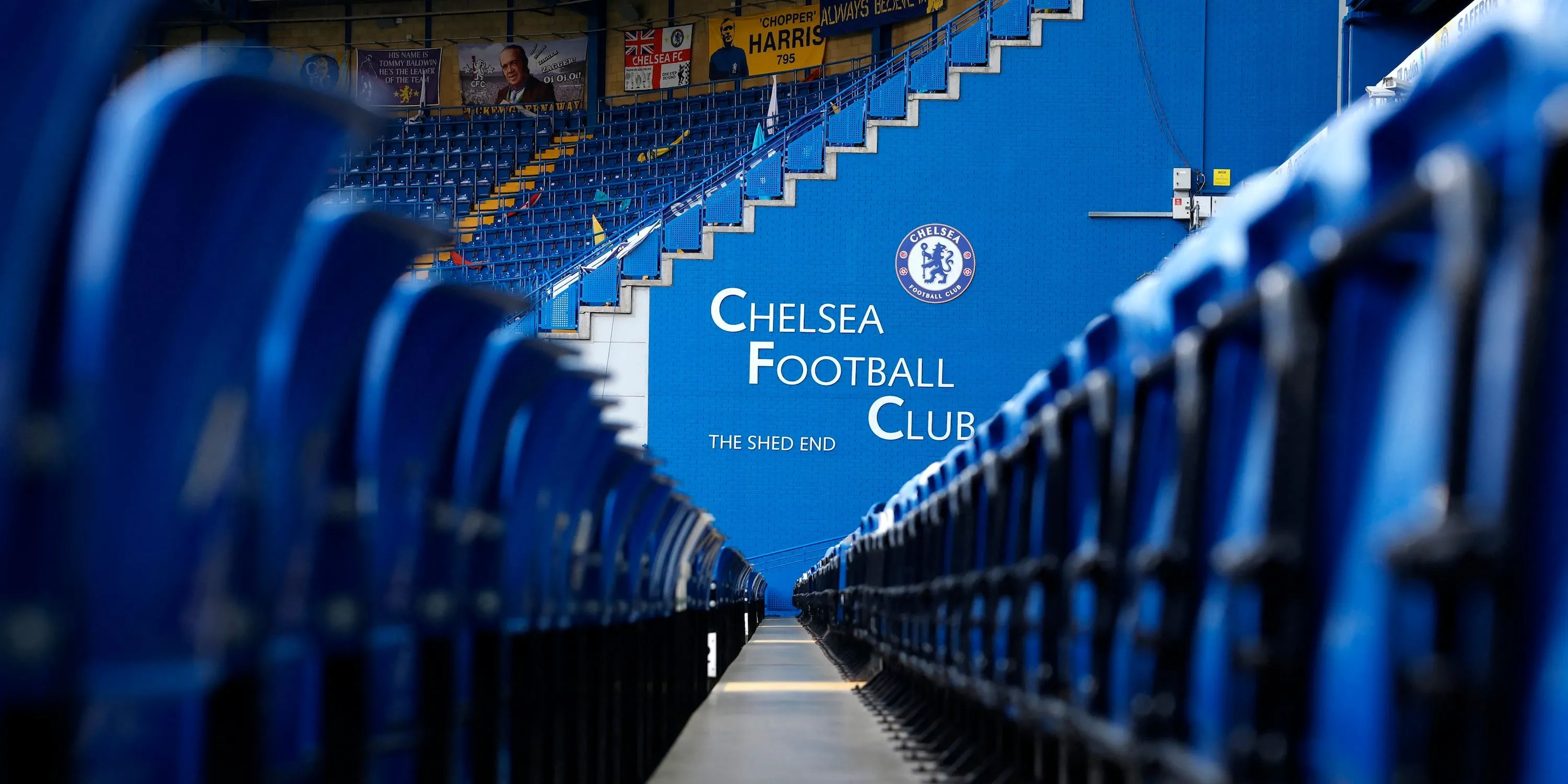 Khung cảnh bên trong sân vận động Stamford Bridge, mái nhà của Chelsea, chuẩn bị cho những thay đổi lớn trong đội hình.