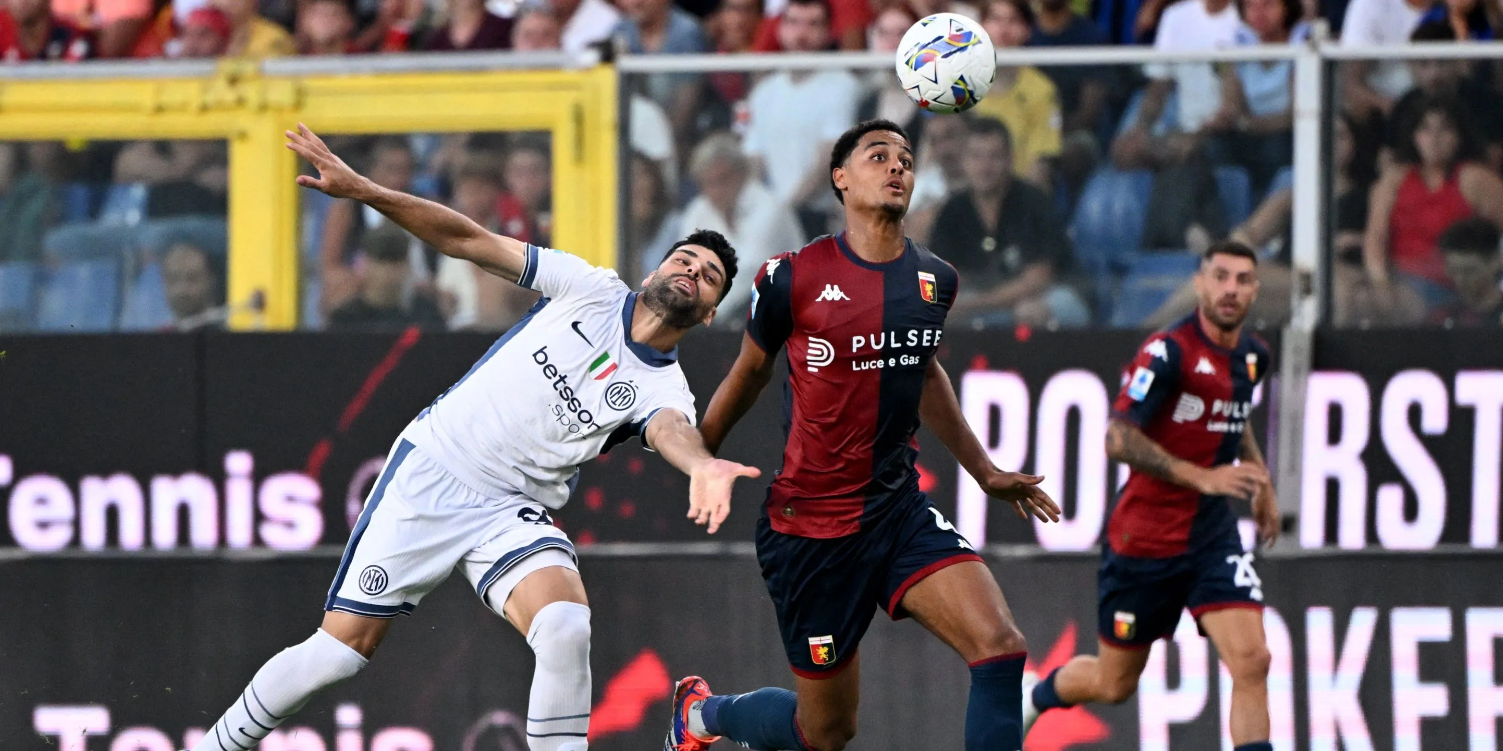 Koni de Winter trong màu áo Genoa, mục tiêu chuyển nhượng của Tottenham và Inter Milan