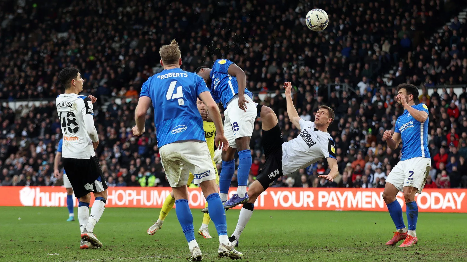 Krystian Bielik thực hiện cú &quot;xe đạp chổng ngược&quot; ấn định tỷ số hòa cho Derby County trước Birmingham City năm 2022