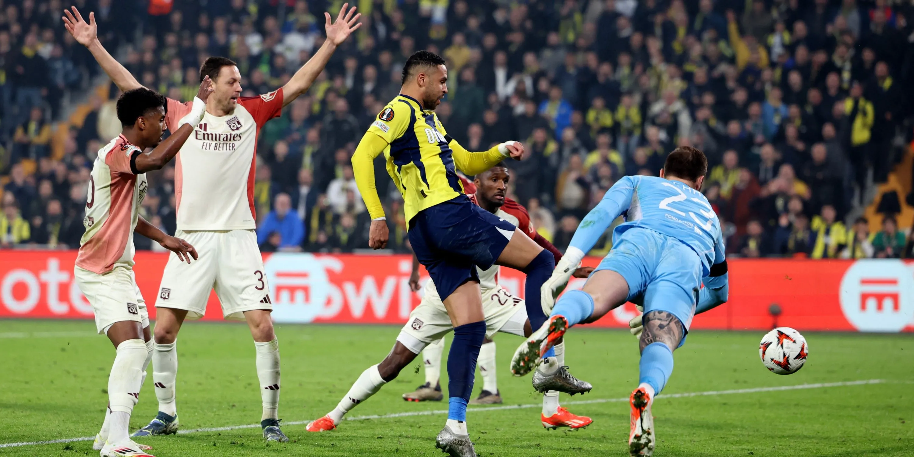 Lucas Perri, thủ môn Lyon, được coi là bản nâng cấp chất lượng cho Leeds United